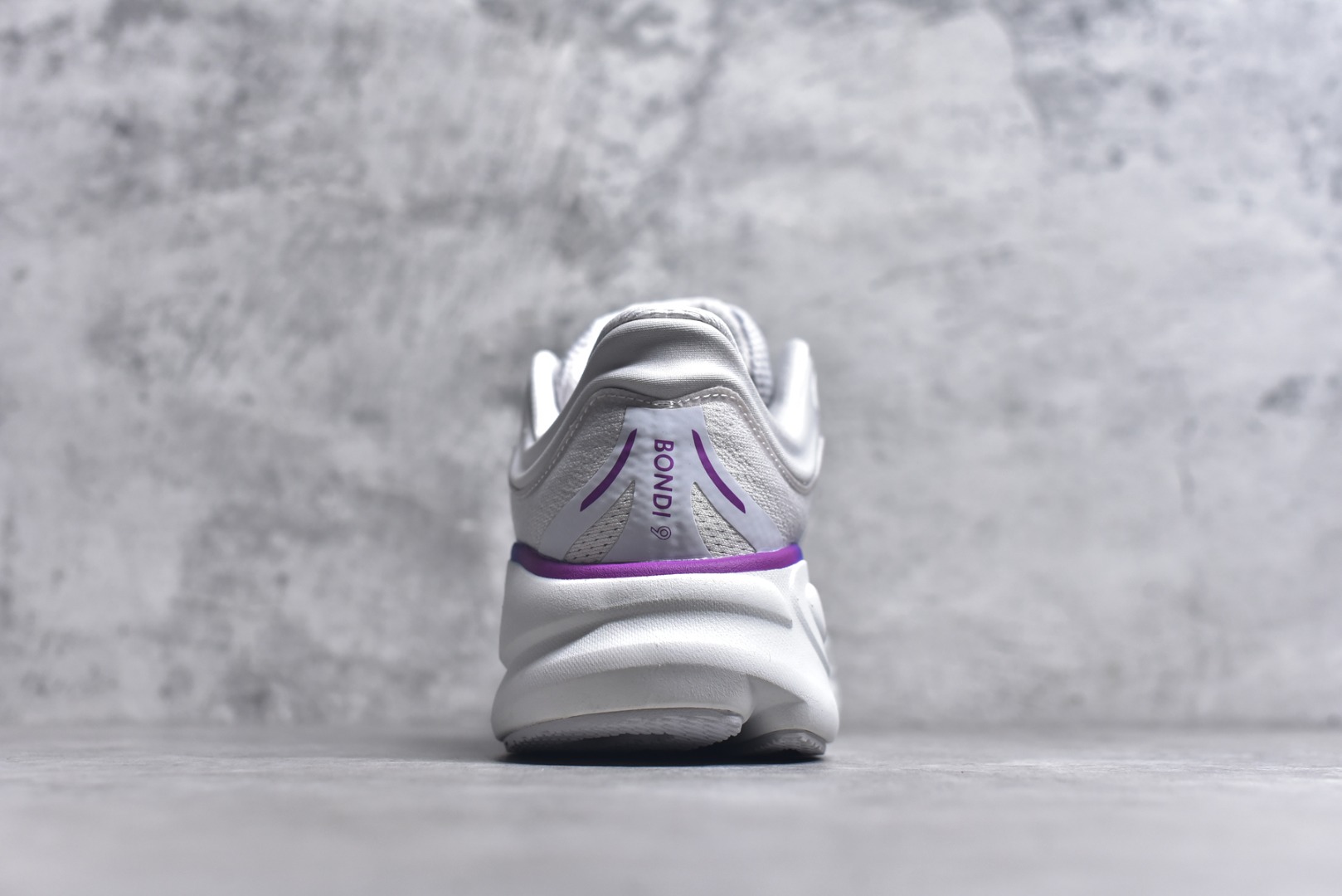 图片[5]-#HOKA ONE ONE Bondi 9 WIDE 邦迪九代舒适防滑耐磨低帮休闲跑步鞋 HOKA ONE ONE是来自美国的跑步鞋知名品牌，创立于2009年，始终致力于为所有跑者提供更新、更好的跑步装备。相比常规跑鞋，HOKA ONE ONE特别研发使用性能独特的几何形跑鞋中底，此种鞋底更厚、更高、回弹性也更好，除了卓越的缓冲性能，它还能內各种阶段的跑者带来更具动感、更加稳定的跑步体验。HOKAONE ONE从设计之初就清楚意识到，要保证跑者步幅的均匀一致，双脚自然而然的运动至关重要。尺码：36 36.5 37.5 38 38.5 39 40 40.5 41 42 42.5 43 44 44.5 45-选品中心