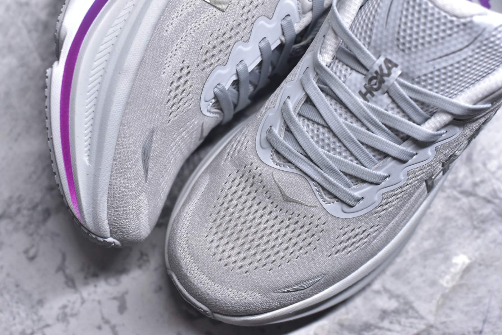 图片[8]-#HOKA ONE ONE Bondi 9 WIDE 邦迪九代舒适防滑耐磨低帮休闲跑步鞋 HOKA ONE ONE是来自美国的跑步鞋知名品牌，创立于2009年，始终致力于为所有跑者提供更新、更好的跑步装备。相比常规跑鞋，HOKA ONE ONE特别研发使用性能独特的几何形跑鞋中底，此种鞋底更厚、更高、回弹性也更好，除了卓越的缓冲性能，它还能內各种阶段的跑者带来更具动感、更加稳定的跑步体验。HOKAONE ONE从设计之初就清楚意识到，要保证跑者步幅的均匀一致，双脚自然而然的运动至关重要。尺码：36 36.5 37.5 38 38.5 39 40 40.5 41 42 42.5 43 44 44.5 45-选品中心
