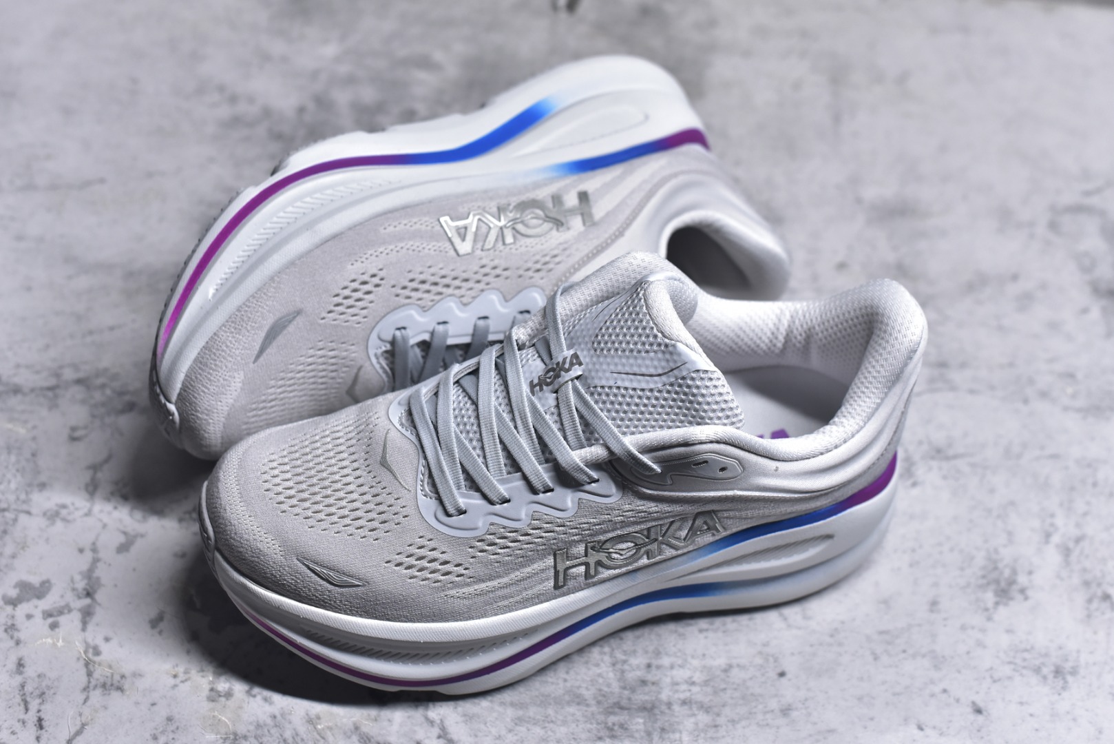 图片[7]-#HOKA ONE ONE Bondi 9 WIDE 邦迪九代舒适防滑耐磨低帮休闲跑步鞋 HOKA ONE ONE是来自美国的跑步鞋知名品牌，创立于2009年，始终致力于为所有跑者提供更新、更好的跑步装备。相比常规跑鞋，HOKA ONE ONE特别研发使用性能独特的几何形跑鞋中底，此种鞋底更厚、更高、回弹性也更好，除了卓越的缓冲性能，它还能內各种阶段的跑者带来更具动感、更加稳定的跑步体验。HOKAONE ONE从设计之初就清楚意识到，要保证跑者步幅的均匀一致，双脚自然而然的运动至关重要。尺码：36 36.5 37.5 38 38.5 39 40 40.5 41 42 42.5 43 44 44.5 45-选品中心