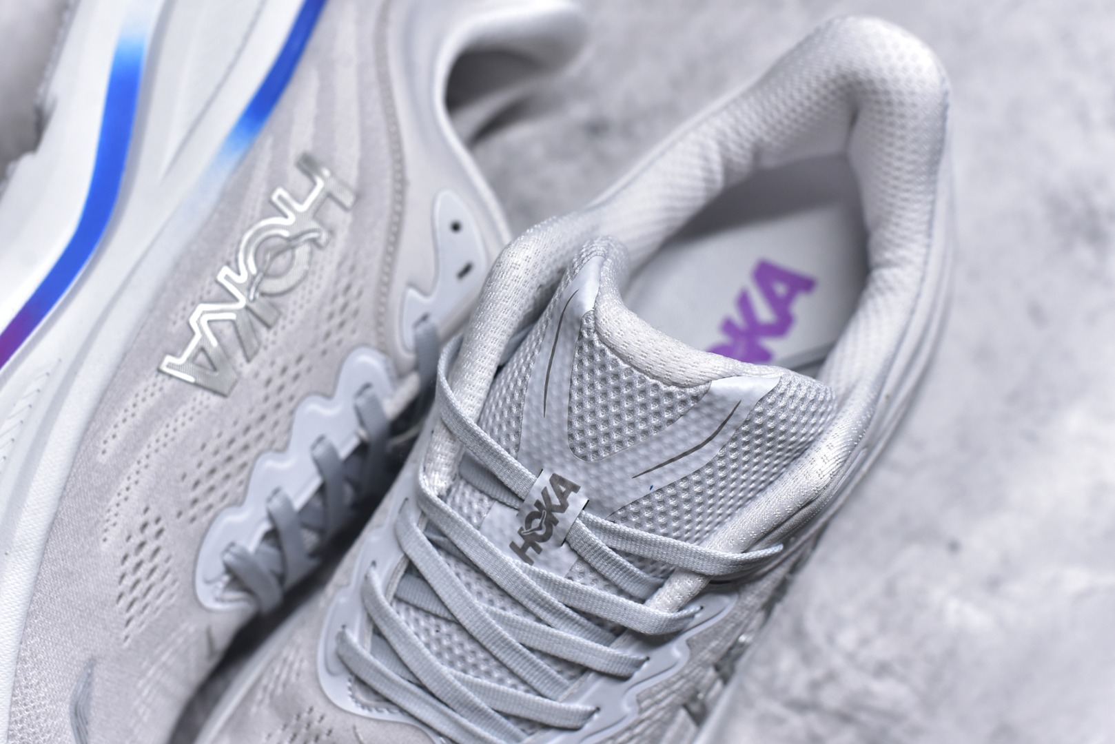 图片[9]-#HOKA ONE ONE Bondi 9 WIDE 邦迪九代舒适防滑耐磨低帮休闲跑步鞋 HOKA ONE ONE是来自美国的跑步鞋知名品牌，创立于2009年，始终致力于为所有跑者提供更新、更好的跑步装备。相比常规跑鞋，HOKA ONE ONE特别研发使用性能独特的几何形跑鞋中底，此种鞋底更厚、更高、回弹性也更好，除了卓越的缓冲性能，它还能內各种阶段的跑者带来更具动感、更加稳定的跑步体验。HOKAONE ONE从设计之初就清楚意识到，要保证跑者步幅的均匀一致，双脚自然而然的运动至关重要。尺码：36 36.5 37.5 38 38.5 39 40 40.5 41 42 42.5 43 44 44.5 45-选品中心