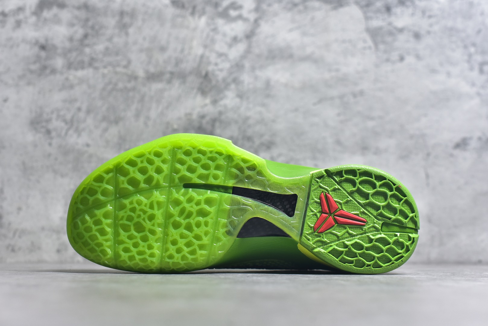 图片[6]-#NK Zoom Kobe 6 Protro 科比六代 青蜂侠 CW2190-300 完美复刻公司货 前掌超大Zoom Turbo气垫 后掌EVA缓震 真正的原汁原味 还原ZP脚感 全身鞋材卡料色独家定制 唯一正确喷漆工艺Swoosh 正确凹凸蛇鳞工艺 正确鞋面渐变效果 内全置真动飞态线 独立原厂模具 最大尺码达到48.5码 首批不拼图大几率过验 亲测已过 支持各种高强度实战 无需担心 上脚价 补货周期极长 脚宽建议买大半码 科比系列前掌偏窄 不影响二次销售 支持七天无理由退换 尺码：40 40.5 41 42 42.5 43 44 44.5 45 45.5 46 47.5 48.5-选品中心
