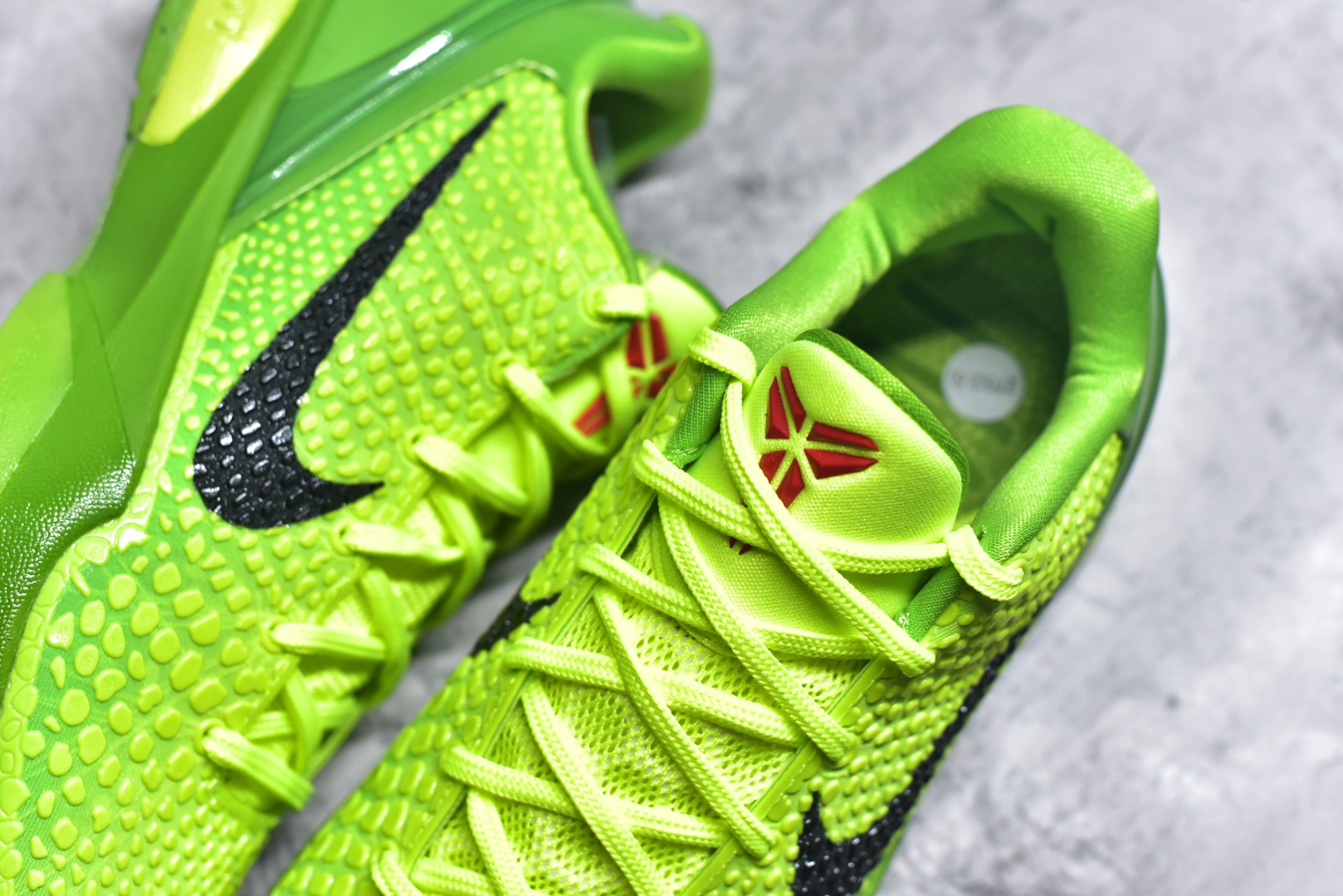 图片[9]-#NK Zoom Kobe 6 Protro 科比六代 青蜂侠 CW2190-300 完美复刻公司货 前掌超大Zoom Turbo气垫 后掌EVA缓震 真正的原汁原味 还原ZP脚感 全身鞋材卡料色独家定制 唯一正确喷漆工艺Swoosh 正确凹凸蛇鳞工艺 正确鞋面渐变效果 内全置真动飞态线 独立原厂模具 最大尺码达到48.5码 首批不拼图大几率过验 亲测已过 支持各种高强度实战 无需担心 上脚价 补货周期极长 脚宽建议买大半码 科比系列前掌偏窄 不影响二次销售 支持七天无理由退换 尺码：40 40.5 41 42 42.5 43 44 44.5 45 45.5 46 47.5 48.5-选品中心