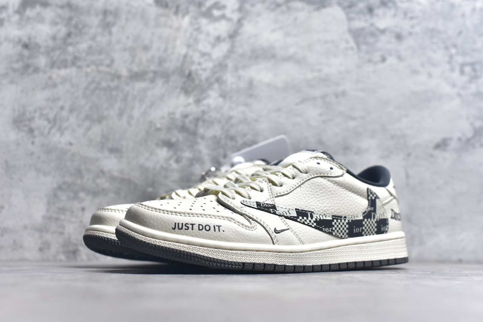 图片[2]-#Travis Scott x Fragment Design x Air Jordan 1 Low OG SP AJ1 迪奥联名 黑方格勾 低帮文化休闲板鞋 LD2025-021 #多方联名合作融合了Travis Scott 独特的音乐风格，藤原浩个性的设计风格以及Jordan品牌的经典元素 使其成为一双具有独特身份和价值的鞋子 清新而立体的外观加上联名标识更突出了其独特身份 这种配色方案显示出活力和时尚感 在视觉上引人注目 鞋身的质感和细腻的细节处理使其显得高端而格调十足 这款“倒钩”联名是设计与创意完美结合 融合多方的个性风格是一款备受瞩目的潮流鞋款 尺码：36 36.5 37.5 38 38.5 39 40 40.5 41 42 42.5 43 44 44.5 45 9.E5-选品中心