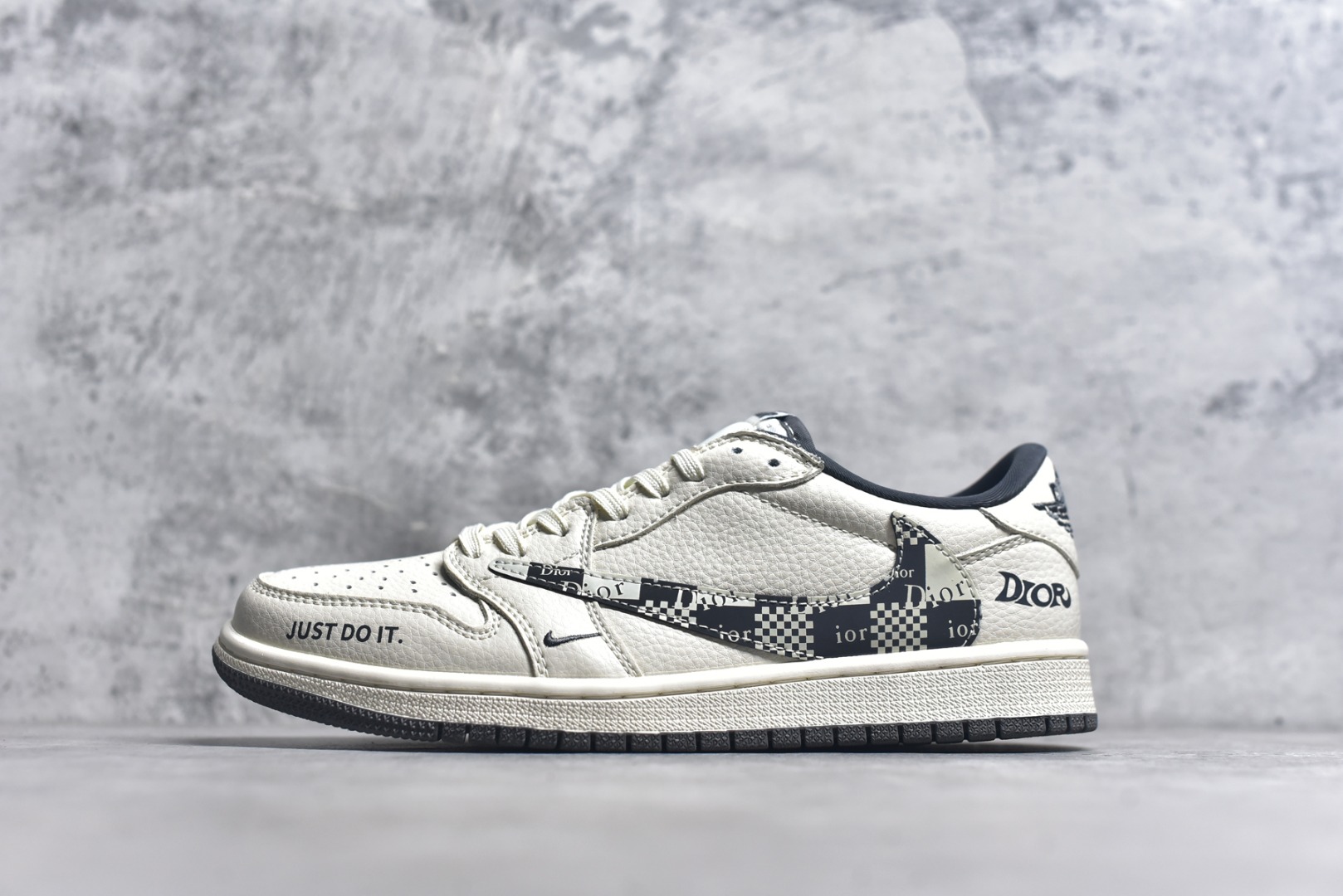 #Travis Scott x Fragment Design x Air Jordan 1 Low OG SP AJ1 迪奥联名 黑方格勾 低帮文化休闲板鞋 LD2025-021 #多方联名合作融合了Travis Scott 独特的音乐风格，藤原浩个性的设计风格以及Jordan品牌的经典元素 使其成为一双具有独特身份和价值的鞋子 清新而立体的外观加上联名标识更突出了其独特身份 这种配色方案显示出活力和时尚感 在视觉上引人注目 鞋身的质感和细腻的细节处理使其显得高端而格调十足 这款“倒钩”联名是设计与创意完美结合 融合多方的个性风格是一款备受瞩目的潮流鞋款 尺码：36 36.5 37.5 38 38.5 39 40 40.5 41 42 42.5 43 44 44.5 45 9.E5-选品中心
