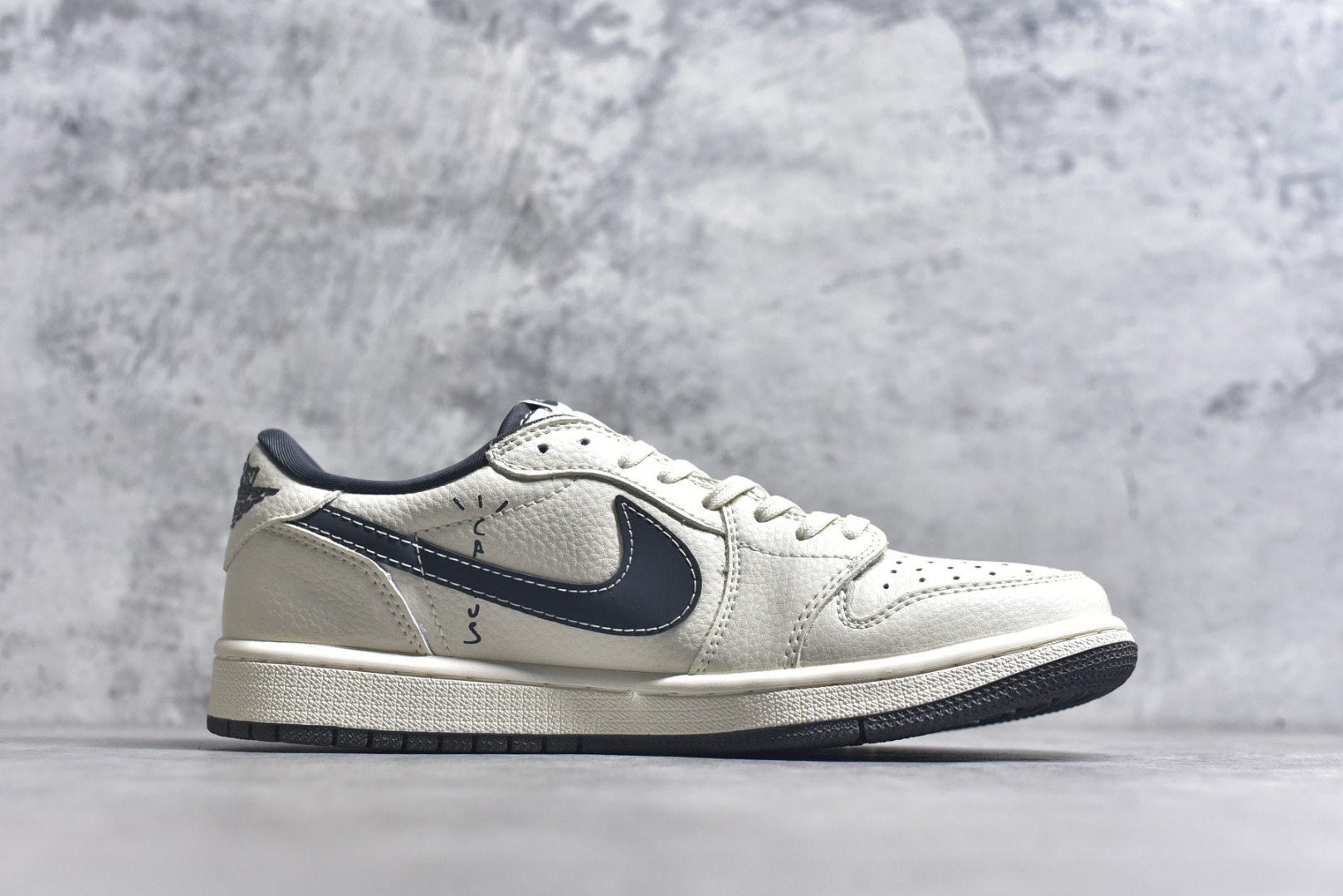 图片[3]-#Travis Scott x Fragment Design x Air Jordan 1 Low OG SP AJ1 迪奥联名 黑方格勾 低帮文化休闲板鞋 LD2025-021 #多方联名合作融合了Travis Scott 独特的音乐风格，藤原浩个性的设计风格以及Jordan品牌的经典元素 使其成为一双具有独特身份和价值的鞋子 清新而立体的外观加上联名标识更突出了其独特身份 这种配色方案显示出活力和时尚感 在视觉上引人注目 鞋身的质感和细腻的细节处理使其显得高端而格调十足 这款“倒钩”联名是设计与创意完美结合 融合多方的个性风格是一款备受瞩目的潮流鞋款 尺码：36 36.5 37.5 38 38.5 39 40 40.5 41 42 42.5 43 44 44.5 45 9.E5-选品中心