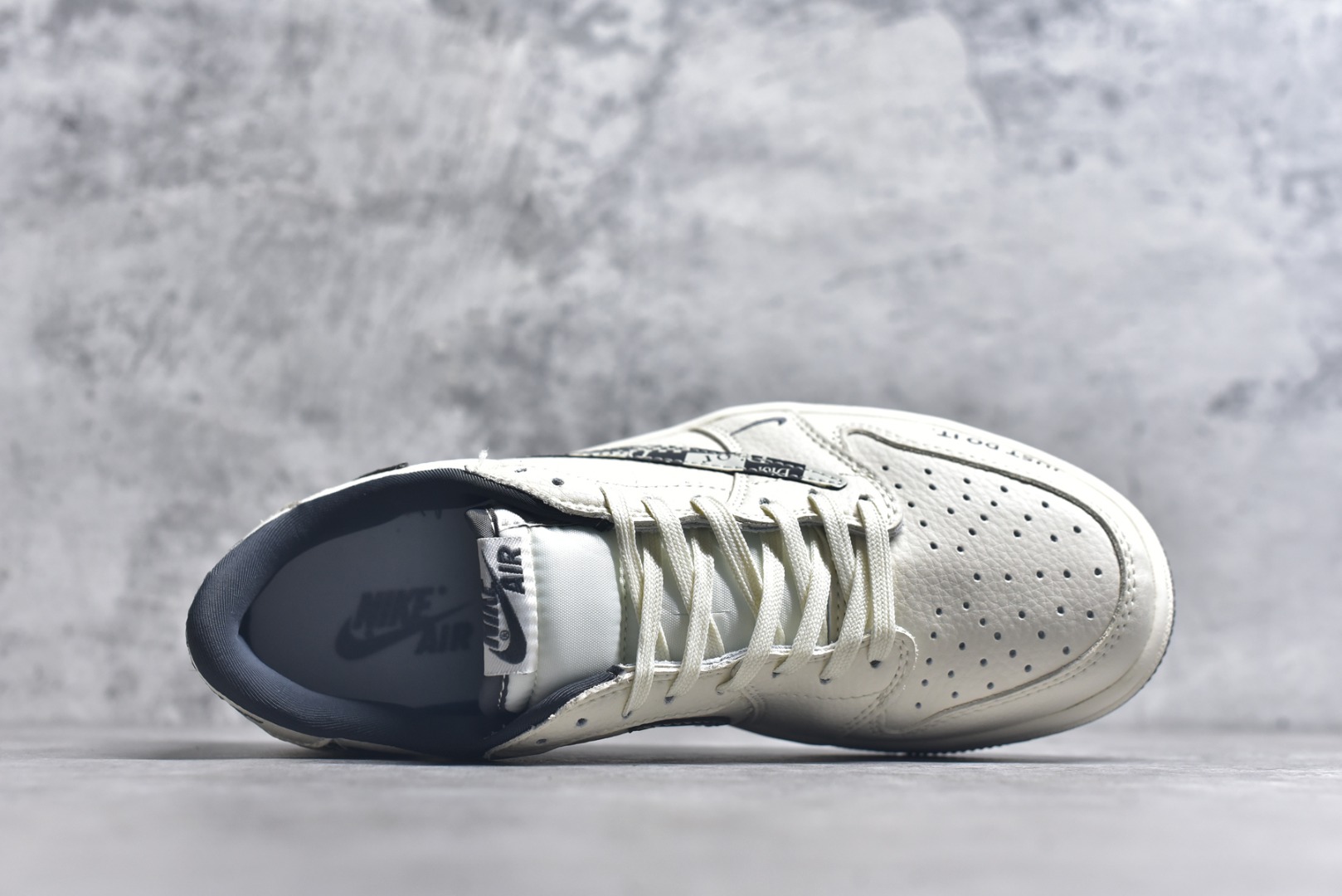 图片[4]-#Travis Scott x Fragment Design x Air Jordan 1 Low OG SP AJ1 迪奥联名 黑方格勾 低帮文化休闲板鞋 LD2025-021 #多方联名合作融合了Travis Scott 独特的音乐风格，藤原浩个性的设计风格以及Jordan品牌的经典元素 使其成为一双具有独特身份和价值的鞋子 清新而立体的外观加上联名标识更突出了其独特身份 这种配色方案显示出活力和时尚感 在视觉上引人注目 鞋身的质感和细腻的细节处理使其显得高端而格调十足 这款“倒钩”联名是设计与创意完美结合 融合多方的个性风格是一款备受瞩目的潮流鞋款 尺码：36 36.5 37.5 38 38.5 39 40 40.5 41 42 42.5 43 44 44.5 45 9.E5-选品中心