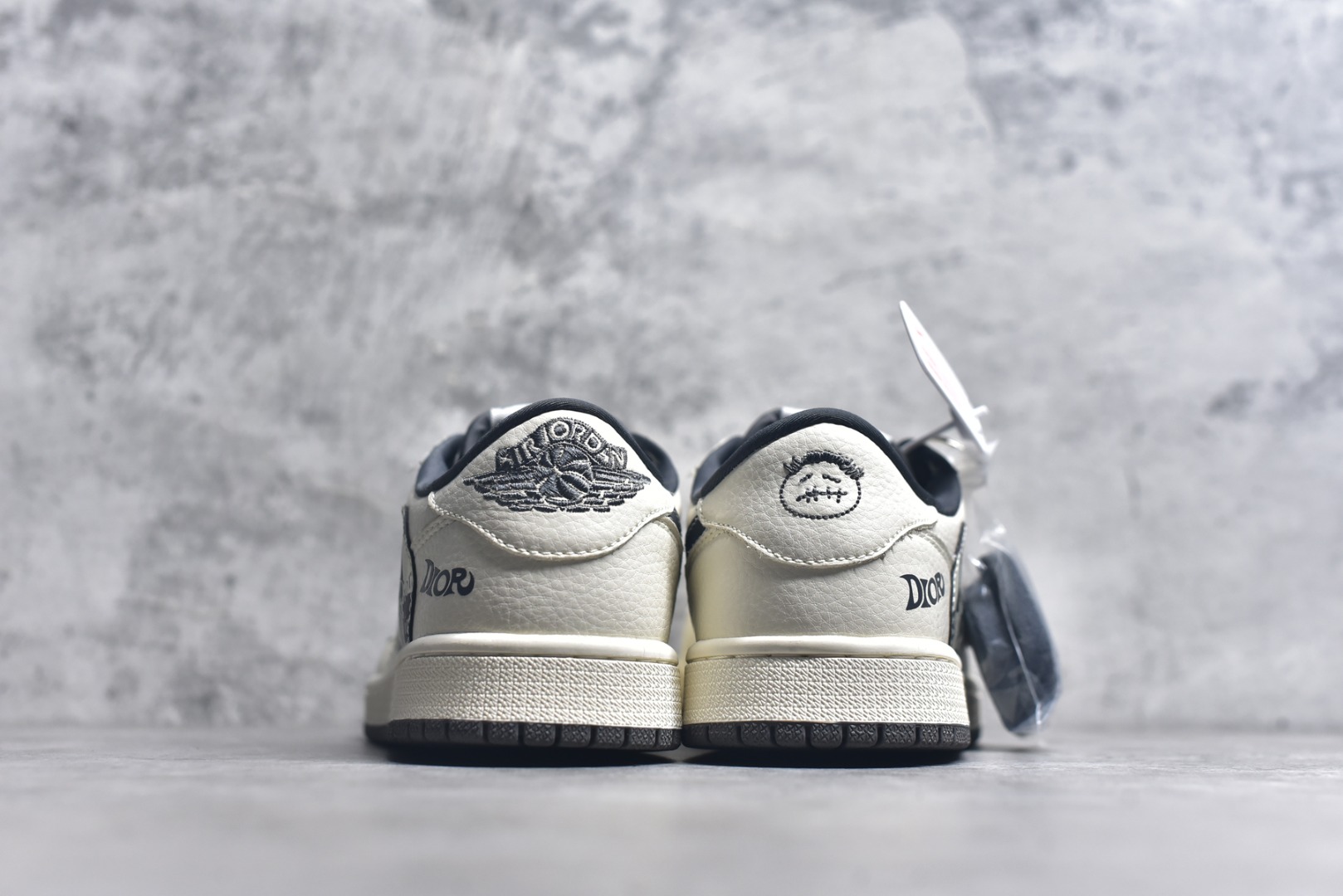 图片[5]-#Travis Scott x Fragment Design x Air Jordan 1 Low OG SP AJ1 迪奥联名 黑方格勾 低帮文化休闲板鞋 LD2025-021 #多方联名合作融合了Travis Scott 独特的音乐风格，藤原浩个性的设计风格以及Jordan品牌的经典元素 使其成为一双具有独特身份和价值的鞋子 清新而立体的外观加上联名标识更突出了其独特身份 这种配色方案显示出活力和时尚感 在视觉上引人注目 鞋身的质感和细腻的细节处理使其显得高端而格调十足 这款“倒钩”联名是设计与创意完美结合 融合多方的个性风格是一款备受瞩目的潮流鞋款 尺码：36 36.5 37.5 38 38.5 39 40 40.5 41 42 42.5 43 44 44.5 45 9.E5-选品中心