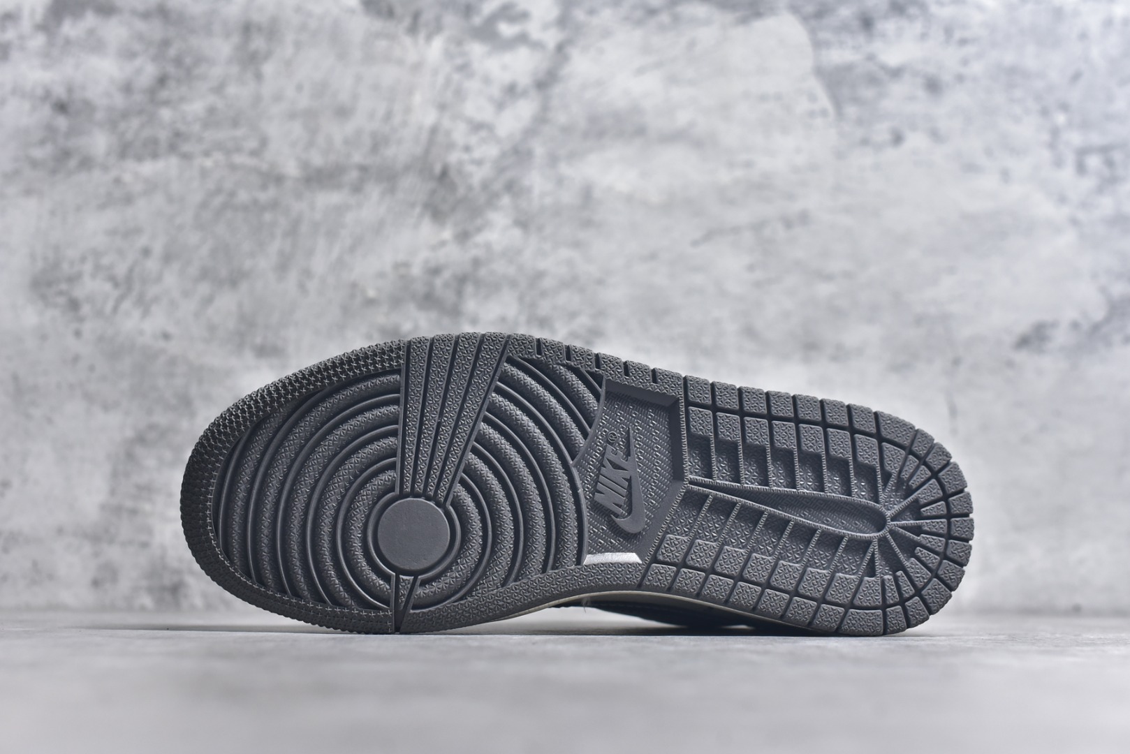 图片[6]-#Travis Scott x Fragment Design x Air Jordan 1 Low OG SP AJ1 迪奥联名 黑方格勾 低帮文化休闲板鞋 LD2025-021 #多方联名合作融合了Travis Scott 独特的音乐风格，藤原浩个性的设计风格以及Jordan品牌的经典元素 使其成为一双具有独特身份和价值的鞋子 清新而立体的外观加上联名标识更突出了其独特身份 这种配色方案显示出活力和时尚感 在视觉上引人注目 鞋身的质感和细腻的细节处理使其显得高端而格调十足 这款“倒钩”联名是设计与创意完美结合 融合多方的个性风格是一款备受瞩目的潮流鞋款 尺码：36 36.5 37.5 38 38.5 39 40 40.5 41 42 42.5 43 44 44.5 45 9.E5-选品中心