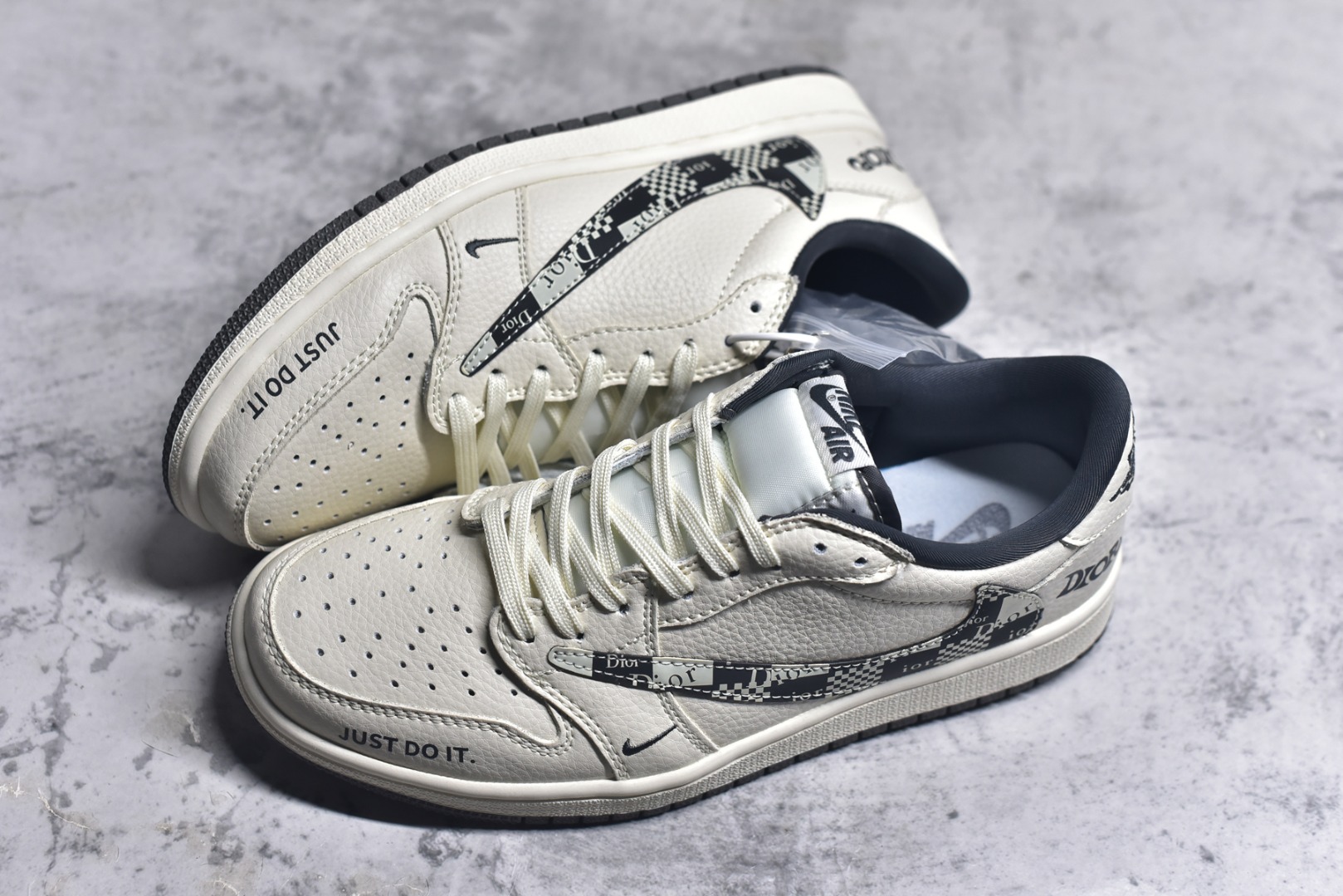 图片[7]-#Travis Scott x Fragment Design x Air Jordan 1 Low OG SP AJ1 迪奥联名 黑方格勾 低帮文化休闲板鞋 LD2025-021 #多方联名合作融合了Travis Scott 独特的音乐风格，藤原浩个性的设计风格以及Jordan品牌的经典元素 使其成为一双具有独特身份和价值的鞋子 清新而立体的外观加上联名标识更突出了其独特身份 这种配色方案显示出活力和时尚感 在视觉上引人注目 鞋身的质感和细腻的细节处理使其显得高端而格调十足 这款“倒钩”联名是设计与创意完美结合 融合多方的个性风格是一款备受瞩目的潮流鞋款 尺码：36 36.5 37.5 38 38.5 39 40 40.5 41 42 42.5 43 44 44.5 45 9.E5-选品中心