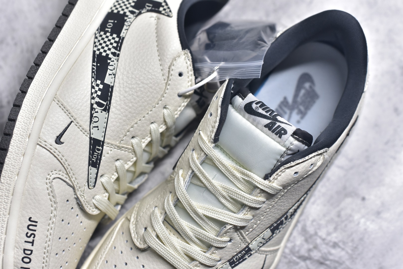 图片[9]-#Travis Scott x Fragment Design x Air Jordan 1 Low OG SP AJ1 迪奥联名 黑方格勾 低帮文化休闲板鞋 LD2025-021 #多方联名合作融合了Travis Scott 独特的音乐风格，藤原浩个性的设计风格以及Jordan品牌的经典元素 使其成为一双具有独特身份和价值的鞋子 清新而立体的外观加上联名标识更突出了其独特身份 这种配色方案显示出活力和时尚感 在视觉上引人注目 鞋身的质感和细腻的细节处理使其显得高端而格调十足 这款“倒钩”联名是设计与创意完美结合 融合多方的个性风格是一款备受瞩目的潮流鞋款 尺码：36 36.5 37.5 38 38.5 39 40 40.5 41 42 42.5 43 44 44.5 45 9.E5-选品中心