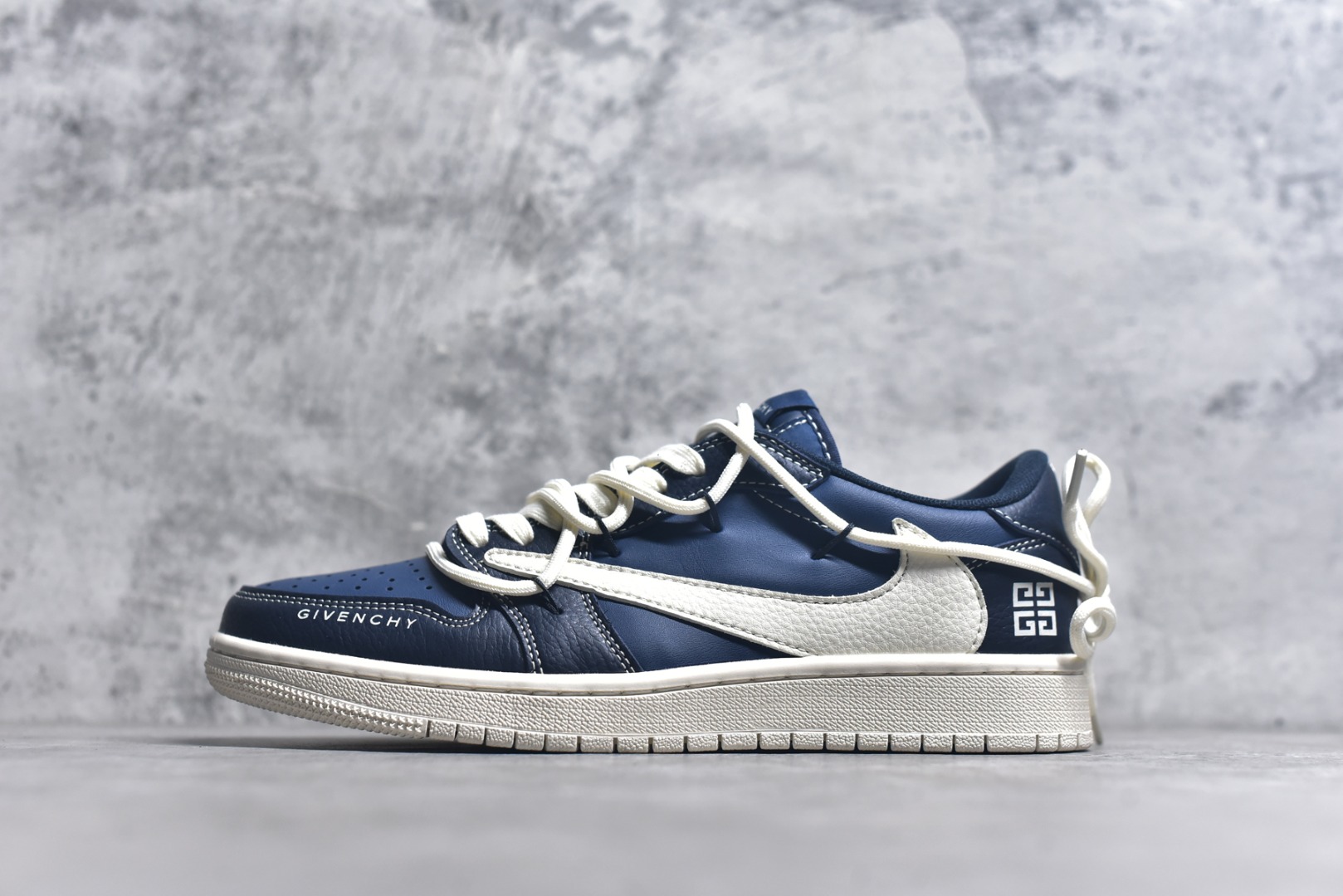 #Travis Scott x Fragment Design x Air Jordan 1 Low OG SP AJ1 纪梵希联名 深蓝抽绳 低帮文化休闲板鞋 DM6868 105 #多方联名合作融合了Travis Scott 独特的音乐风格，藤原浩个性的设计风格以及Jordan品牌的经典元素 使其成为一双具有独特身份和价值的鞋子 清新而立体的外观加上联名标识更突出了其独特身份 这种配色方案显示出活力和时尚感 在视觉上引人注目 鞋身的质感和细腻的细节处理使其显得高端而格调十足 这款“倒钩”联名是设计与创意完美结合 融合多方的个性风格是一款备受瞩目的潮流鞋款 尺码：36 36.5 37.5 38 38.5 39 40 40.5 41 42 42.5 43 44 44.5 45 9.E5-选品中心