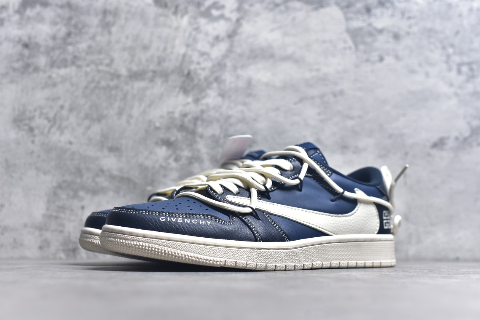 图片[2]-#Travis Scott x Fragment Design x Air Jordan 1 Low OG SP AJ1 纪梵希联名 深蓝抽绳 低帮文化休闲板鞋 DM6868 105 #多方联名合作融合了Travis Scott 独特的音乐风格，藤原浩个性的设计风格以及Jordan品牌的经典元素 使其成为一双具有独特身份和价值的鞋子 清新而立体的外观加上联名标识更突出了其独特身份 这种配色方案显示出活力和时尚感 在视觉上引人注目 鞋身的质感和细腻的细节处理使其显得高端而格调十足 这款“倒钩”联名是设计与创意完美结合 融合多方的个性风格是一款备受瞩目的潮流鞋款 尺码：36 36.5 37.5 38 38.5 39 40 40.5 41 42 42.5 43 44 44.5 45 9.E5-选品中心