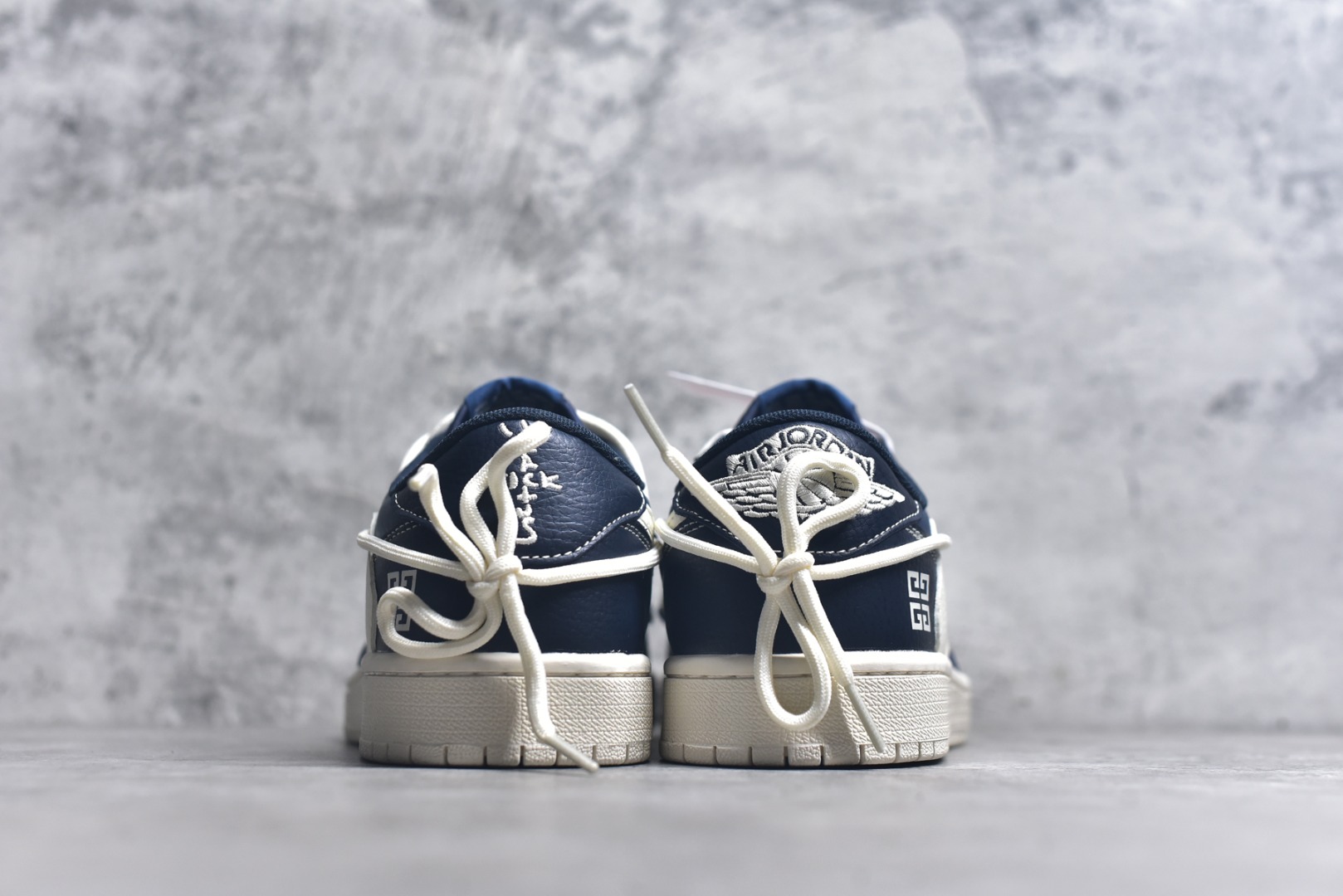 图片[5]-#Travis Scott x Fragment Design x Air Jordan 1 Low OG SP AJ1 纪梵希联名 深蓝抽绳 低帮文化休闲板鞋 DM6868 105 #多方联名合作融合了Travis Scott 独特的音乐风格，藤原浩个性的设计风格以及Jordan品牌的经典元素 使其成为一双具有独特身份和价值的鞋子 清新而立体的外观加上联名标识更突出了其独特身份 这种配色方案显示出活力和时尚感 在视觉上引人注目 鞋身的质感和细腻的细节处理使其显得高端而格调十足 这款“倒钩”联名是设计与创意完美结合 融合多方的个性风格是一款备受瞩目的潮流鞋款 尺码：36 36.5 37.5 38 38.5 39 40 40.5 41 42 42.5 43 44 44.5 45 9.E5-选品中心