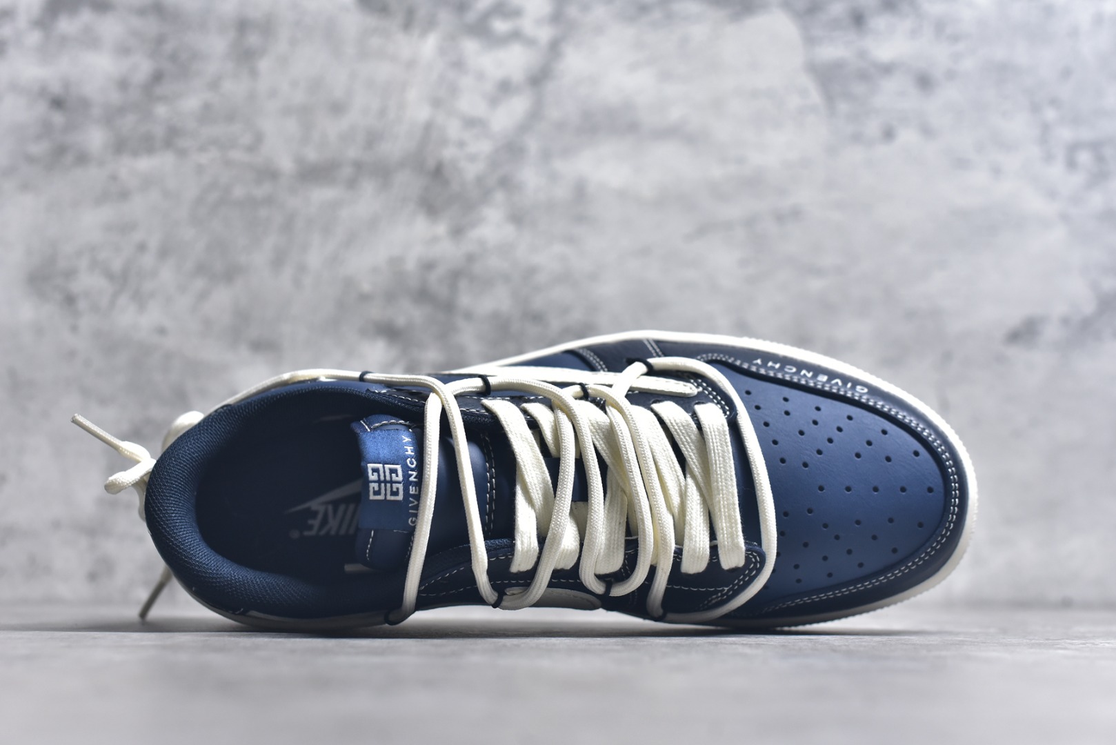 图片[4]-#Travis Scott x Fragment Design x Air Jordan 1 Low OG SP AJ1 纪梵希联名 深蓝抽绳 低帮文化休闲板鞋 DM6868 105 #多方联名合作融合了Travis Scott 独特的音乐风格，藤原浩个性的设计风格以及Jordan品牌的经典元素 使其成为一双具有独特身份和价值的鞋子 清新而立体的外观加上联名标识更突出了其独特身份 这种配色方案显示出活力和时尚感 在视觉上引人注目 鞋身的质感和细腻的细节处理使其显得高端而格调十足 这款“倒钩”联名是设计与创意完美结合 融合多方的个性风格是一款备受瞩目的潮流鞋款 尺码：36 36.5 37.5 38 38.5 39 40 40.5 41 42 42.5 43 44 44.5 45 9.E5-选品中心