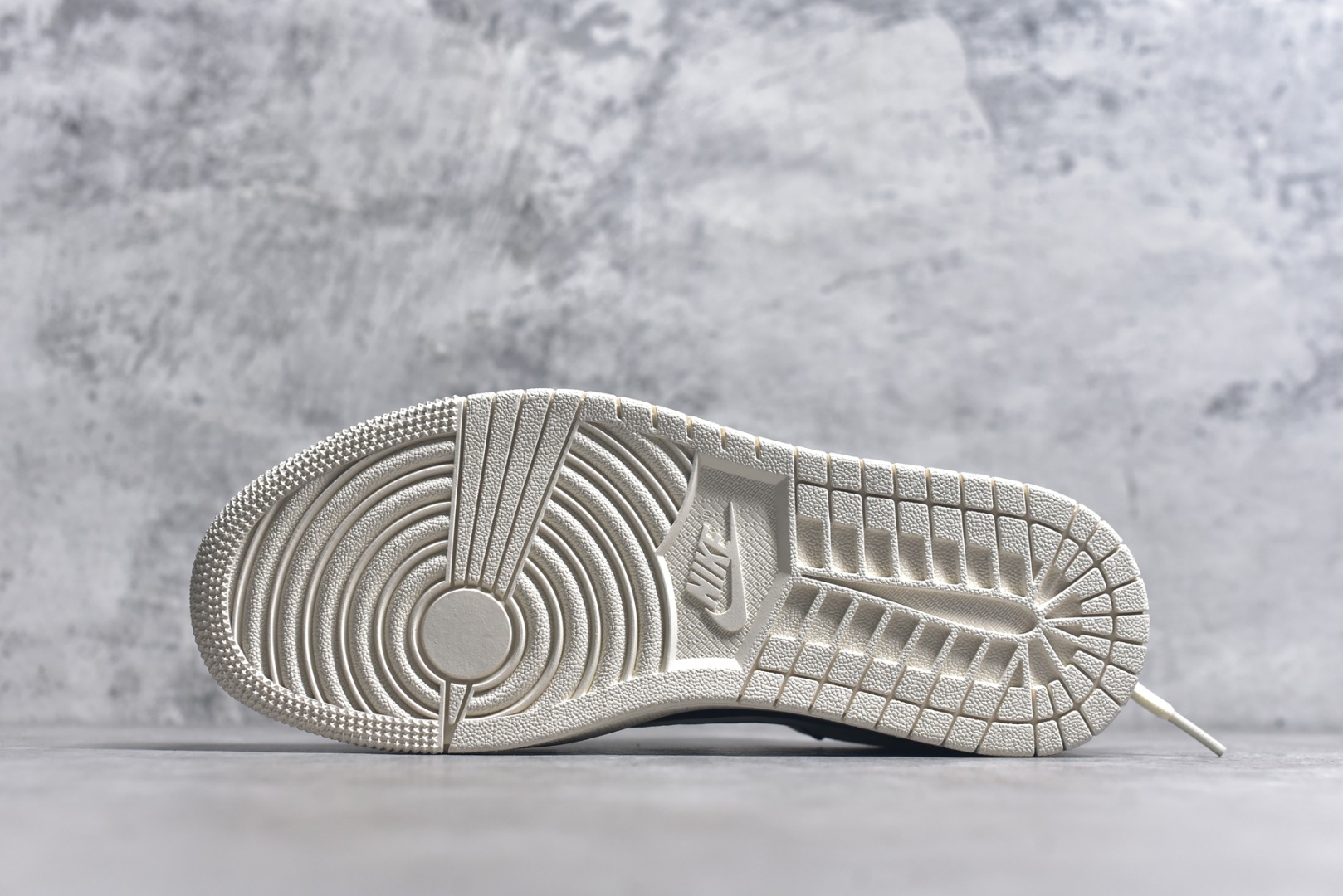 图片[6]-#Travis Scott x Fragment Design x Air Jordan 1 Low OG SP AJ1 纪梵希联名 深蓝抽绳 低帮文化休闲板鞋 DM6868 105 #多方联名合作融合了Travis Scott 独特的音乐风格，藤原浩个性的设计风格以及Jordan品牌的经典元素 使其成为一双具有独特身份和价值的鞋子 清新而立体的外观加上联名标识更突出了其独特身份 这种配色方案显示出活力和时尚感 在视觉上引人注目 鞋身的质感和细腻的细节处理使其显得高端而格调十足 这款“倒钩”联名是设计与创意完美结合 融合多方的个性风格是一款备受瞩目的潮流鞋款 尺码：36 36.5 37.5 38 38.5 39 40 40.5 41 42 42.5 43 44 44.5 45 9.E5-选品中心