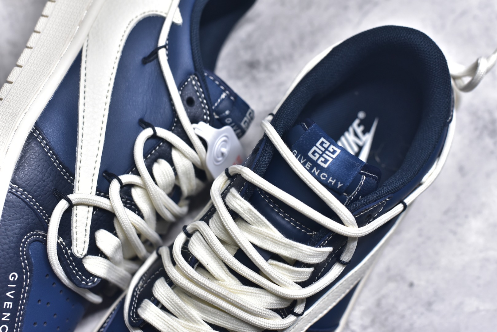 图片[9]-#Travis Scott x Fragment Design x Air Jordan 1 Low OG SP AJ1 纪梵希联名 深蓝抽绳 低帮文化休闲板鞋 DM6868 105 #多方联名合作融合了Travis Scott 独特的音乐风格，藤原浩个性的设计风格以及Jordan品牌的经典元素 使其成为一双具有独特身份和价值的鞋子 清新而立体的外观加上联名标识更突出了其独特身份 这种配色方案显示出活力和时尚感 在视觉上引人注目 鞋身的质感和细腻的细节处理使其显得高端而格调十足 这款“倒钩”联名是设计与创意完美结合 融合多方的个性风格是一款备受瞩目的潮流鞋款 尺码：36 36.5 37.5 38 38.5 39 40 40.5 41 42 42.5 43 44 44.5 45 9.E5-选品中心