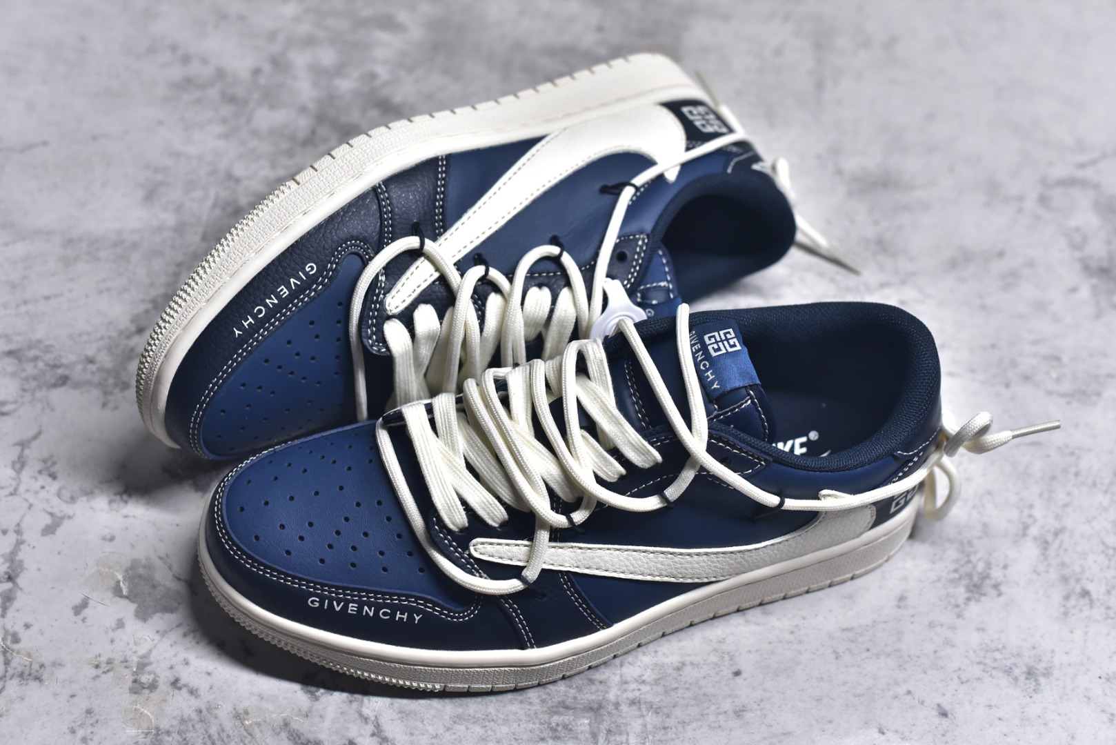 图片[7]-#Travis Scott x Fragment Design x Air Jordan 1 Low OG SP AJ1 纪梵希联名 深蓝抽绳 低帮文化休闲板鞋 DM6868 105 #多方联名合作融合了Travis Scott 独特的音乐风格，藤原浩个性的设计风格以及Jordan品牌的经典元素 使其成为一双具有独特身份和价值的鞋子 清新而立体的外观加上联名标识更突出了其独特身份 这种配色方案显示出活力和时尚感 在视觉上引人注目 鞋身的质感和细腻的细节处理使其显得高端而格调十足 这款“倒钩”联名是设计与创意完美结合 融合多方的个性风格是一款备受瞩目的潮流鞋款 尺码：36 36.5 37.5 38 38.5 39 40 40.5 41 42 42.5 43 44 44.5 45 9.E5-选品中心