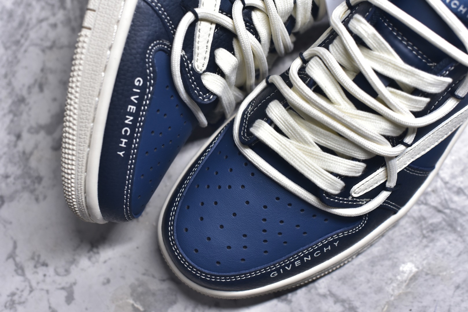 图片[8]-#Travis Scott x Fragment Design x Air Jordan 1 Low OG SP AJ1 纪梵希联名 深蓝抽绳 低帮文化休闲板鞋 DM6868 105 #多方联名合作融合了Travis Scott 独特的音乐风格，藤原浩个性的设计风格以及Jordan品牌的经典元素 使其成为一双具有独特身份和价值的鞋子 清新而立体的外观加上联名标识更突出了其独特身份 这种配色方案显示出活力和时尚感 在视觉上引人注目 鞋身的质感和细腻的细节处理使其显得高端而格调十足 这款“倒钩”联名是设计与创意完美结合 融合多方的个性风格是一款备受瞩目的潮流鞋款 尺码：36 36.5 37.5 38 38.5 39 40 40.5 41 42 42.5 43 44 44.5 45 9.E5-选品中心