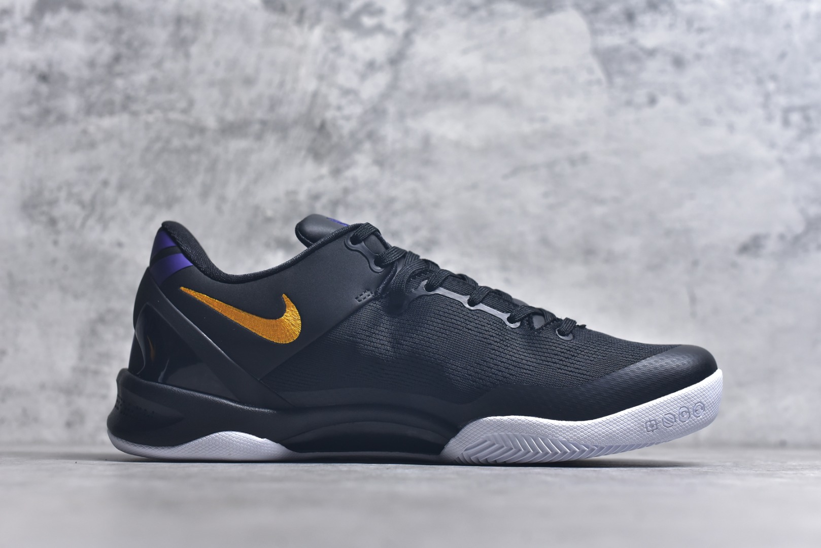 图片[3]-#NK Zoom Kobe Ⅷ System 科比8代复刻实战运动低帮文化篮球鞋 黑紫黄 HF9550-001 完美复刻公司货 React科技鞋垫加持 实战配置直接拉满 原楦纸板开发 鞋身流线型、后跟塑形 区分土肥圆 原厂针织鞋面一针一线匹配原版 全身鞋材卡料色独家定制 唯一万针立体刺绣SWOOSH 真实底模最大50.5 实战利器 专供海外市场 独立原厂模具 首批不拼图大几率过验 亲测已过 支持各种高强度实战 无需担心 补货周期极长 脚宽建议买大半码 科比系列前掌偏窄 支持七天无理由退换 尺码： 40 40.5 41 42 42.5 43 44 44.5 45 46 47.5 48.5-选品中心