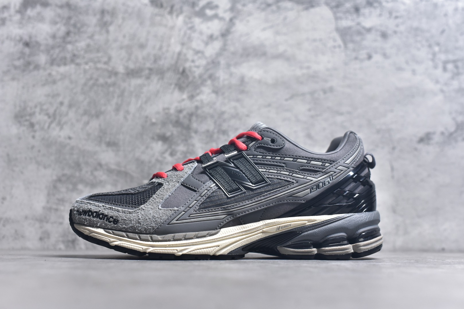 #New Balance M1906系列复古单品宝藏老爹鞋款 复古元素叠加 质感超级棒 楦版型材料细节做工精细 作为NB最经典的档案鞋型之一 与2002一样，1906有着NB最成熟的技术加持和复古款式，而本次推出的版本参照2002r的定位，相信会在性价两端做出权衡。单从造型上来看，依旧是vibe风格，味道很正，细节也很酷，这双1906r无疑必能打入复古跑鞋爱好者的年度鞋款名录 货号：U1906NGC 尺码：36-46.5（半）-选品中心
