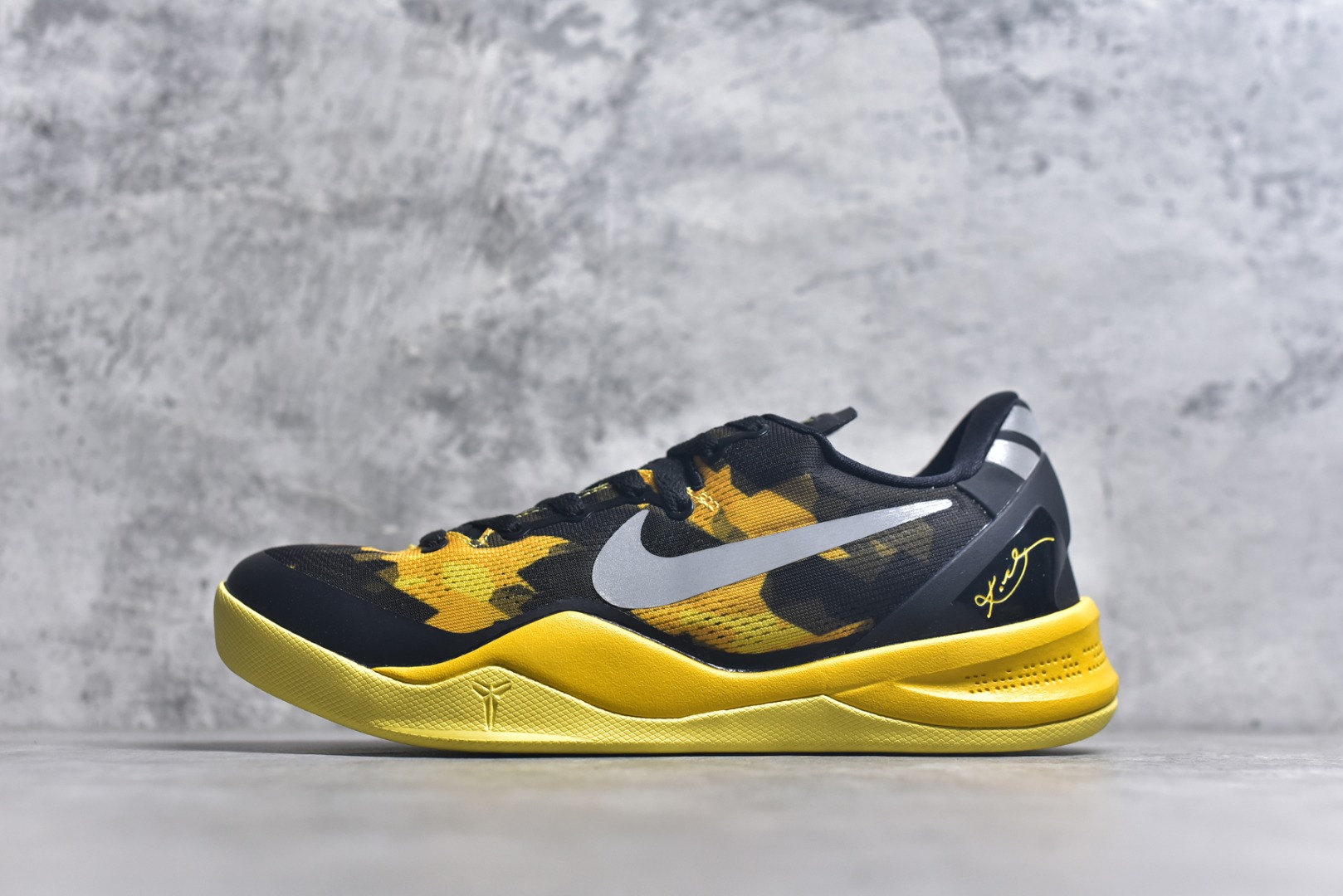 #NK Zoom Kobe 8 科比八代 黑黄 555286-077 React 科技鞋垫加持 实战配置直接拉满 原楦纸板开发 鞋身流线型、后跟塑形 区分土肥圆 原厂针织鞋面一针一线匹配原版 全身鞋材卡料色独家定制 唯一万针立体刺绣SWOOSH 真实底模最大48.5 实战利器 专供海外市场 尺码：40 40.5 41 42 42.5 43 44 44.5 45 46 47.5 48.5 （脚宽、脚胖 建议买大半码）-选品中心