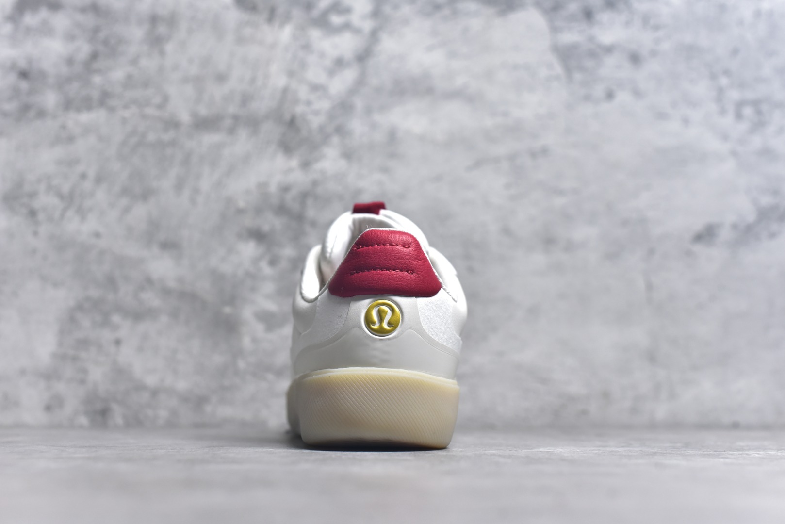 图片[5]-#lululemon Cityverse 露露乐檬极简主义减震耐磨低帮生活休闲鞋 Cityverse将运动性能融入经典休闲鞋中，中底提供出色缓震，并贴合足部曲线，带来全天候的舒适感。鞋面采用两种材质拼接，且前半部分采用热熔压胶处理，无任何缝线，保留了鞋身整体性。模制泡沫的鞋垫带来上乘的脚感，在平日休闲穿着时不会磨脚，也能提供轻质软弹的效果。25年来，lululemon一直秉持“感受为先”的设计理念，并相信更好的感受带来更好的表现。此次男鞋的设计亦是如此。投入多年研究，针对男性在不同运动场景中的脚步形态设计了不同鞋履款式。同时，还进行了生物力学与形态学研究，为“他”带来更好的贴合度和感受。尺码：36 36.5 37.5 38 38.5 39 40 40.5 41 42 42.5 43 44 44.5 45-选品中心
