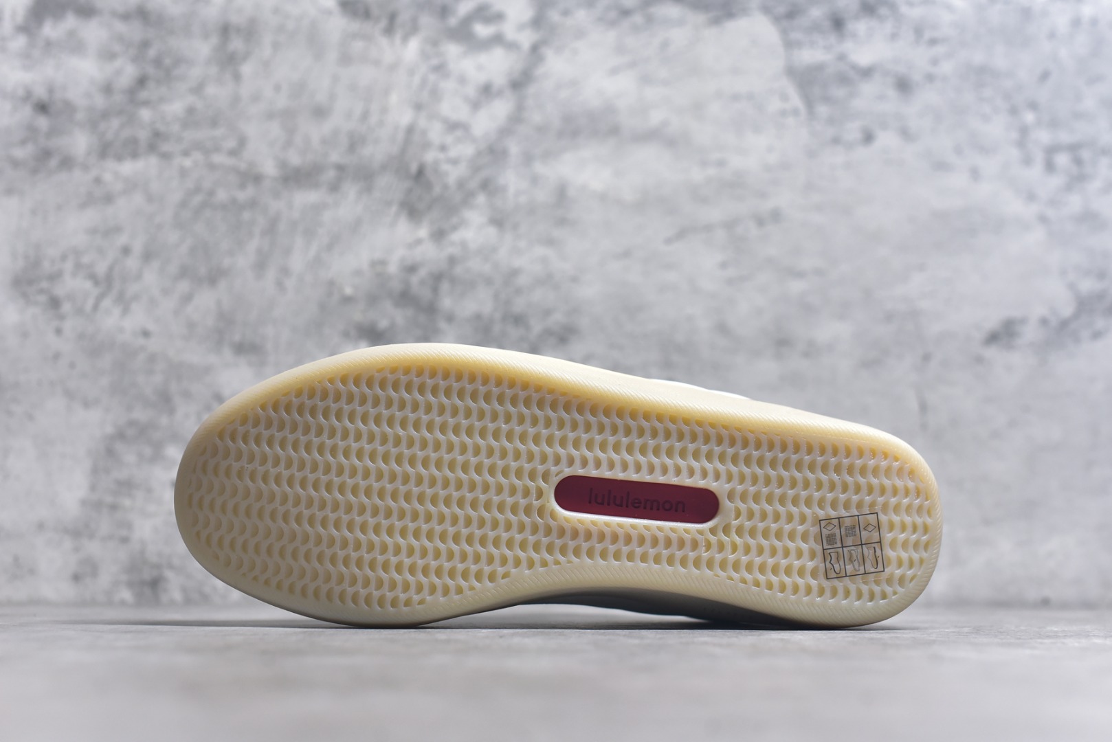 图片[6]-#lululemon Cityverse 露露乐檬极简主义减震耐磨低帮生活休闲鞋 Cityverse将运动性能融入经典休闲鞋中，中底提供出色缓震，并贴合足部曲线，带来全天候的舒适感。鞋面采用两种材质拼接，且前半部分采用热熔压胶处理，无任何缝线，保留了鞋身整体性。模制泡沫的鞋垫带来上乘的脚感，在平日休闲穿着时不会磨脚，也能提供轻质软弹的效果。25年来，lululemon一直秉持“感受为先”的设计理念，并相信更好的感受带来更好的表现。此次男鞋的设计亦是如此。投入多年研究，针对男性在不同运动场景中的脚步形态设计了不同鞋履款式。同时，还进行了生物力学与形态学研究，为“他”带来更好的贴合度和感受。尺码：36 36.5 37.5 38 38.5 39 40 40.5 41 42 42.5 43 44 44.5 45-选品中心