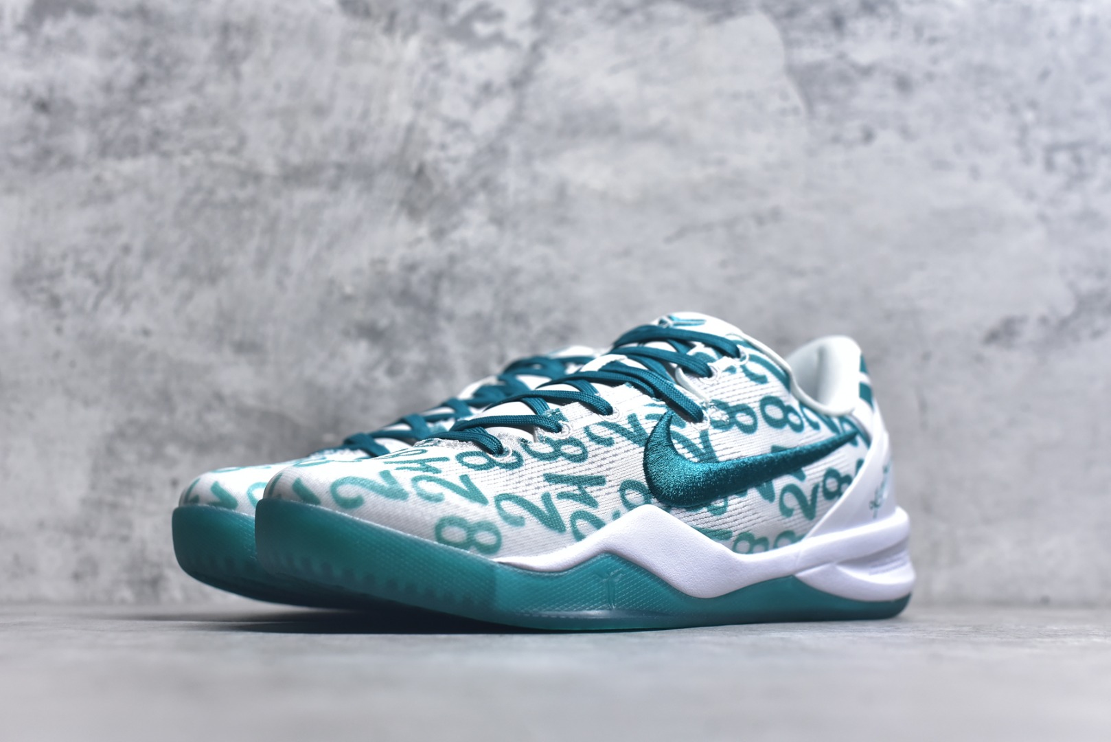 图片[2]-#NK Zoom Kobe Ⅷ System 科比8代复刻实战运动低帮文化篮球鞋 白绿 FQ3549-101 纯原海外版气垫品质吊打各路纯原 气压➕耐久双重保障 前掌ZOOM TURBO➕后掌马蹄Zoom 后掌澎湃脚感无出其右 全套冲刀改版 鞋型还原度95% 宽脚选手必入货品 鞋头2.5mm上翘空间 不挤脚 完美释放脚趾活动空间 正码正拍 脚型适配性 市场最强没有之一 鞋面工艺全新升级 100%对标正品 原厂聚氨酯蛇鳞 珠光密度同步正品 Swoosh喷漆工艺 还原度接近100% 全新后跟TPU模具 正确S型弧度 区分市场纯原（市场纯原采用公版模具 后跟TPU几乎无弧度）国产天花板橡胶配方 抓地力爆炸 海外口碑炸裂 鞋舌LOGO正确内嵌压印 原厂碳板 正确原盒 厚积薄发 王者归来 拒绝杀猪 拒绝套路 灭世纯原海外版科比系列 致力打造实战第一标杆 尺码：40-48.5全新模具 正码正拍-选品中心