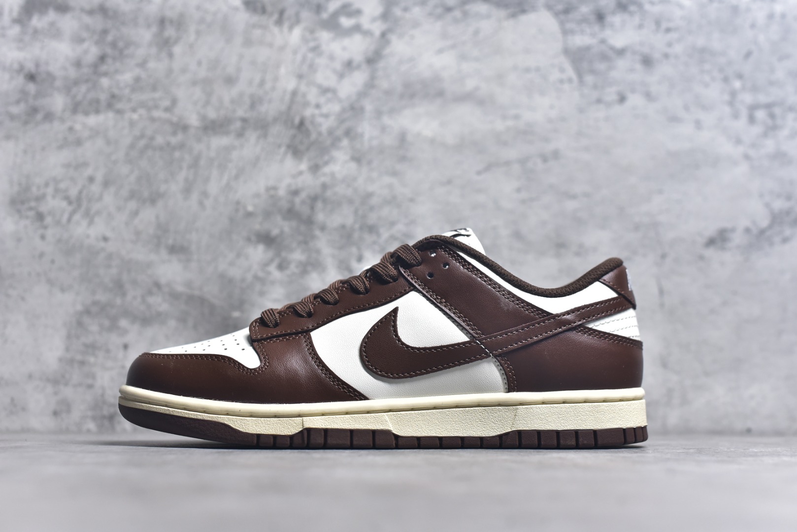 #NK Dunk Low 摩卡巧克力 DD1503-124 实力大厂出品 新配色陆续开发 利润个位数只为口碑 全套原纸板楦头开发 确保原汁原味 完美呈现DUNK版型 一比一鞋头弧度高度鞋身弧度 此版本只针对中端市场 皮料材质有所更替 其他数据细节工艺流程均保持一致 绝不口嗨 细节品控鞋型随意对比 独家私模官方第六代原厂航空铝磨具打磨大底 鞋头坡度极致还原 无解鞋型 原盒原配 圈内天花板工艺 原厂玻璃冲刀 超高清洁度 全鞋零毛边皮料切割 原厂中底布点胶 中底布拉帮走线遵循公司 尺码：36 36.5 37.5 38 38.5 39 40 40.5 41 42 42.5 43 44 44.5 45 46-选品中心