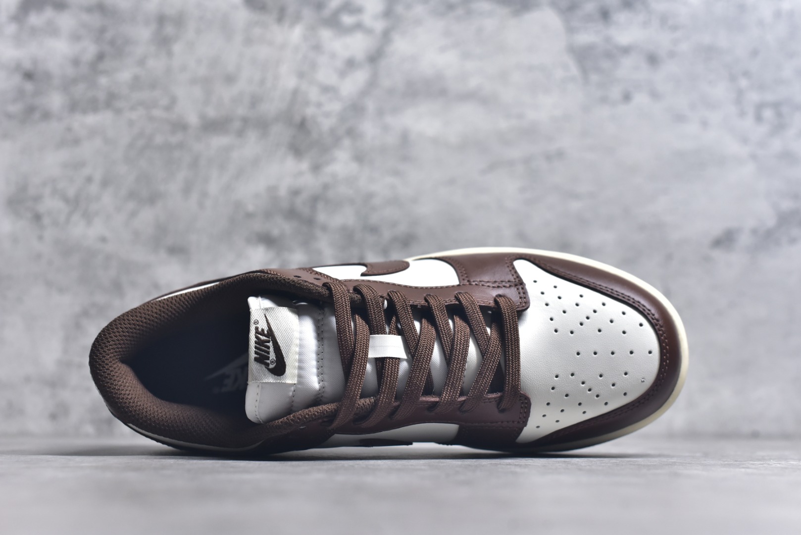 图片[4]-#NK Dunk Low 摩卡巧克力 DD1503-124 实力大厂出品 新配色陆续开发 利润个位数只为口碑 全套原纸板楦头开发 确保原汁原味 完美呈现DUNK版型 一比一鞋头弧度高度鞋身弧度 此版本只针对中端市场 皮料材质有所更替 其他数据细节工艺流程均保持一致 绝不口嗨 细节品控鞋型随意对比 独家私模官方第六代原厂航空铝磨具打磨大底 鞋头坡度极致还原 无解鞋型 原盒原配 圈内天花板工艺 原厂玻璃冲刀 超高清洁度 全鞋零毛边皮料切割 原厂中底布点胶 中底布拉帮走线遵循公司 尺码：36 36.5 37.5 38 38.5 39 40 40.5 41 42 42.5 43 44 44.5 45 46-选品中心