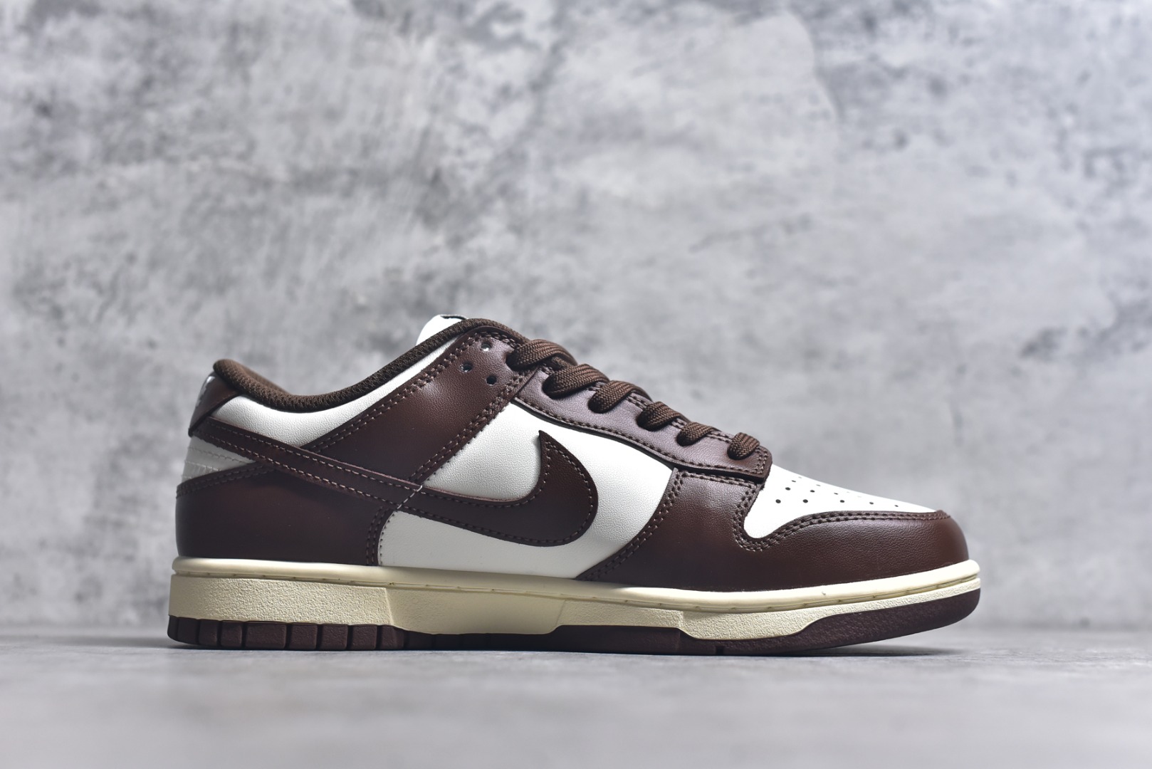 图片[3]-#NK Dunk Low 摩卡巧克力 DD1503-124 实力大厂出品 新配色陆续开发 利润个位数只为口碑 全套原纸板楦头开发 确保原汁原味 完美呈现DUNK版型 一比一鞋头弧度高度鞋身弧度 此版本只针对中端市场 皮料材质有所更替 其他数据细节工艺流程均保持一致 绝不口嗨 细节品控鞋型随意对比 独家私模官方第六代原厂航空铝磨具打磨大底 鞋头坡度极致还原 无解鞋型 原盒原配 圈内天花板工艺 原厂玻璃冲刀 超高清洁度 全鞋零毛边皮料切割 原厂中底布点胶 中底布拉帮走线遵循公司 尺码：36 36.5 37.5 38 38.5 39 40 40.5 41 42 42.5 43 44 44.5 45 46-选品中心
