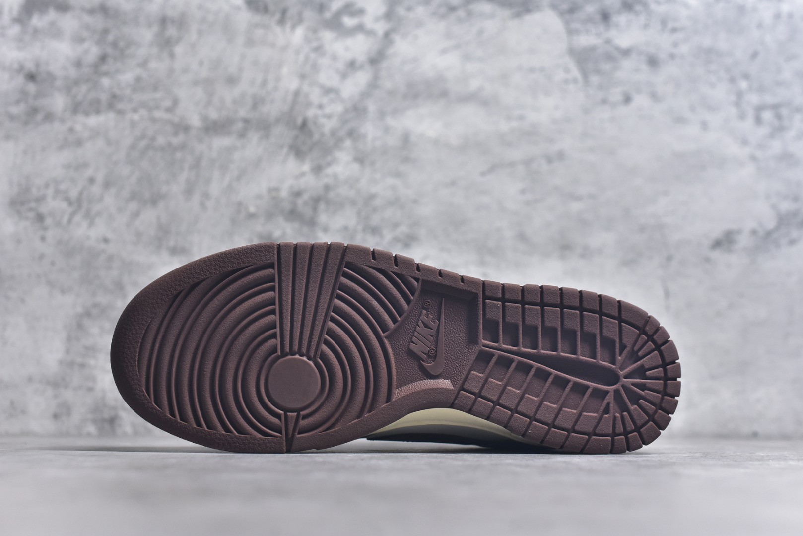 图片[6]-#NK Dunk Low 摩卡巧克力 DD1503-124 实力大厂出品 新配色陆续开发 利润个位数只为口碑 全套原纸板楦头开发 确保原汁原味 完美呈现DUNK版型 一比一鞋头弧度高度鞋身弧度 此版本只针对中端市场 皮料材质有所更替 其他数据细节工艺流程均保持一致 绝不口嗨 细节品控鞋型随意对比 独家私模官方第六代原厂航空铝磨具打磨大底 鞋头坡度极致还原 无解鞋型 原盒原配 圈内天花板工艺 原厂玻璃冲刀 超高清洁度 全鞋零毛边皮料切割 原厂中底布点胶 中底布拉帮走线遵循公司 尺码：36 36.5 37.5 38 38.5 39 40 40.5 41 42 42.5 43 44 44.5 45 46-选品中心