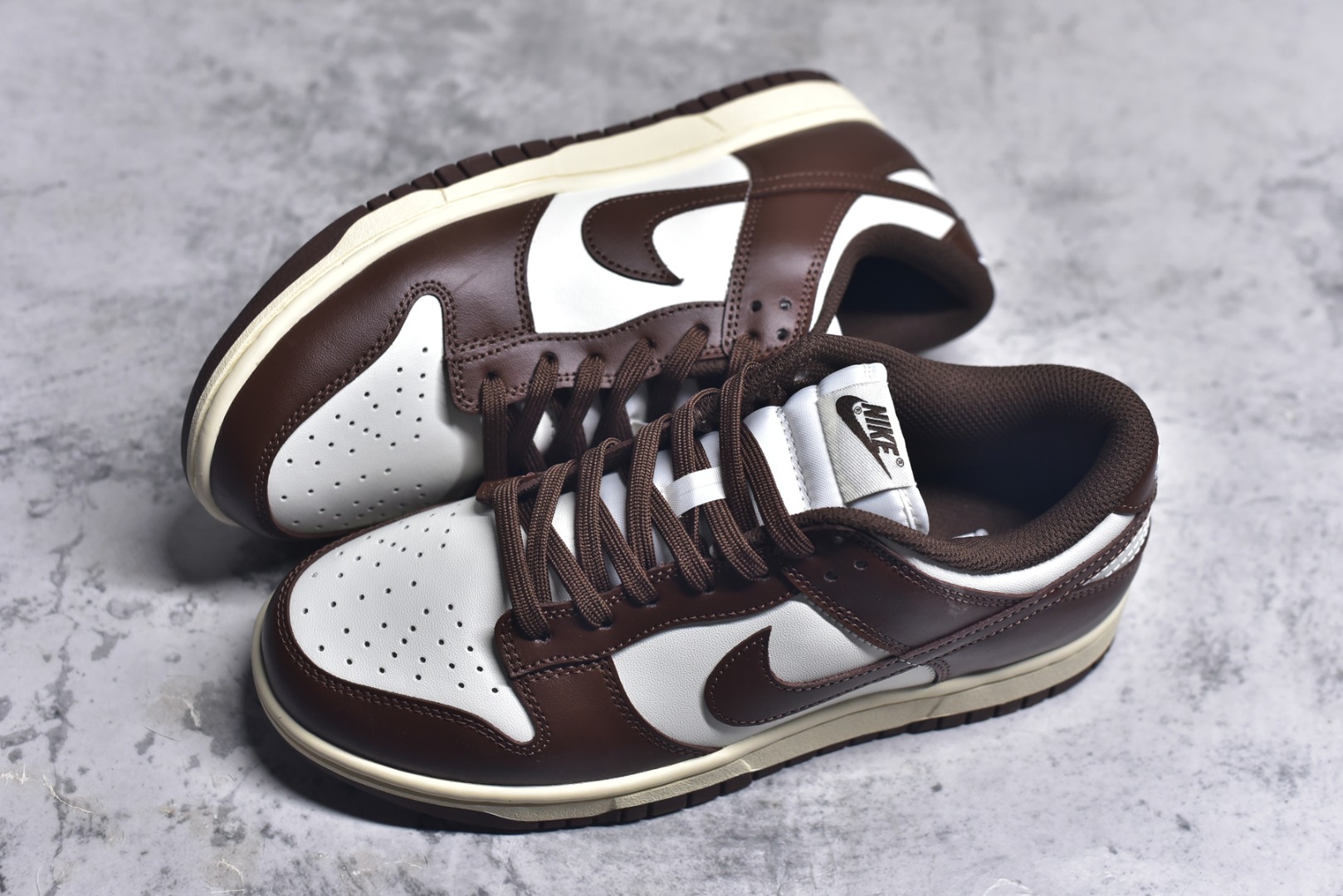 图片[7]-#NK Dunk Low 摩卡巧克力 DD1503-124 实力大厂出品 新配色陆续开发 利润个位数只为口碑 全套原纸板楦头开发 确保原汁原味 完美呈现DUNK版型 一比一鞋头弧度高度鞋身弧度 此版本只针对中端市场 皮料材质有所更替 其他数据细节工艺流程均保持一致 绝不口嗨 细节品控鞋型随意对比 独家私模官方第六代原厂航空铝磨具打磨大底 鞋头坡度极致还原 无解鞋型 原盒原配 圈内天花板工艺 原厂玻璃冲刀 超高清洁度 全鞋零毛边皮料切割 原厂中底布点胶 中底布拉帮走线遵循公司 尺码：36 36.5 37.5 38 38.5 39 40 40.5 41 42 42.5 43 44 44.5 45 46-选品中心