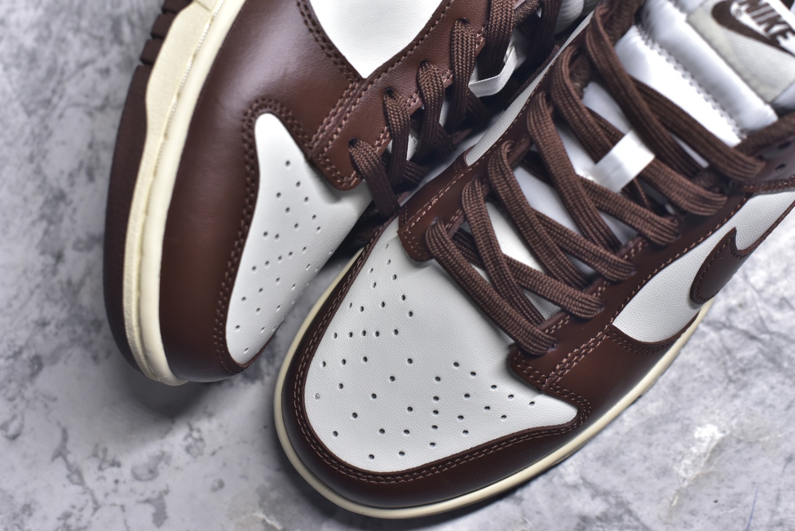 图片[8]-#NK Dunk Low 摩卡巧克力 DD1503-124 实力大厂出品 新配色陆续开发 利润个位数只为口碑 全套原纸板楦头开发 确保原汁原味 完美呈现DUNK版型 一比一鞋头弧度高度鞋身弧度 此版本只针对中端市场 皮料材质有所更替 其他数据细节工艺流程均保持一致 绝不口嗨 细节品控鞋型随意对比 独家私模官方第六代原厂航空铝磨具打磨大底 鞋头坡度极致还原 无解鞋型 原盒原配 圈内天花板工艺 原厂玻璃冲刀 超高清洁度 全鞋零毛边皮料切割 原厂中底布点胶 中底布拉帮走线遵循公司 尺码：36 36.5 37.5 38 38.5 39 40 40.5 41 42 42.5 43 44 44.5 45 46-选品中心