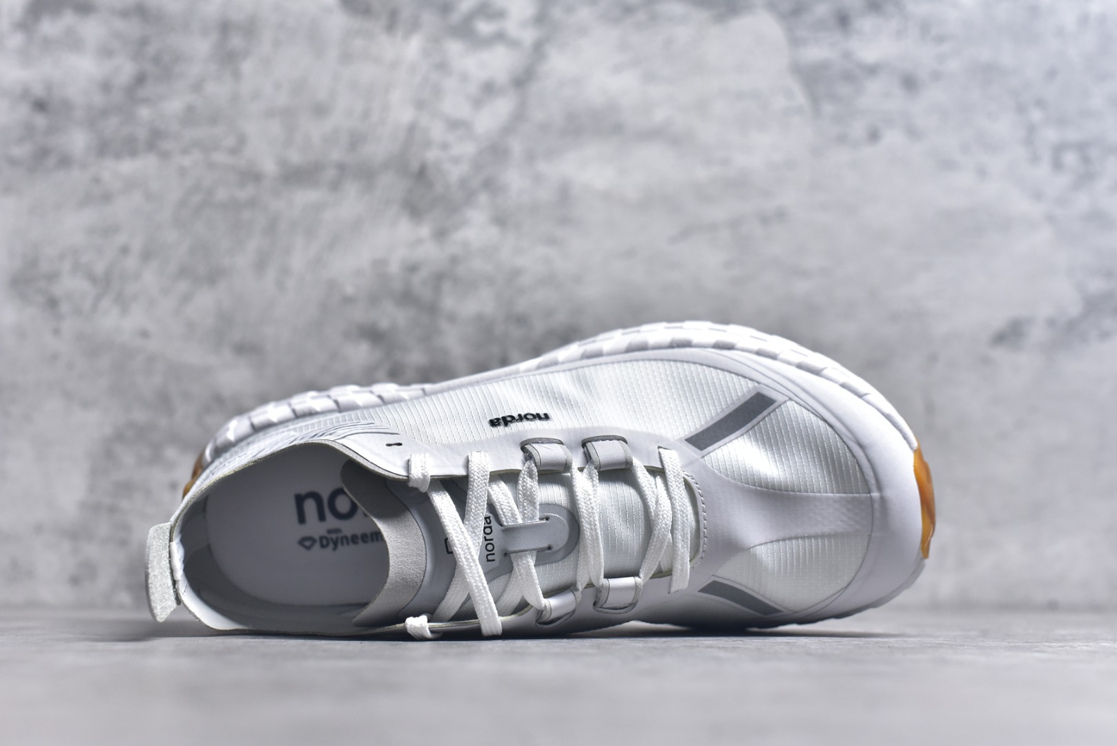 图片[4]-#NORDA 001 G+ 轻便户外运动舒适防滑耐磨低帮跑步鞋 Norda是一个来自加拿大的品牌，由两位越野跑者Nicholas Martire 和Willamina Martire夫妇联合其他两位合作者创立，旨在打造全球最佳的越野跑鞋。在品牌正式成立之前，他们邀请了运动员、艺术家和材料专家，共同讨论如何塑造这个全新的品牌。最终，Norda品牌在2020年正式成立，但他们的第一双鞋子Norda001直到2022年1月才发布。在品牌成立的三年里，Norda总共只推出了两款跑鞋，但在配色和其他品牌的合作上却频频发力。包括Zegna、Ciele和Satisfy等跑步圈里的当红品牌，都进行了联名。Zegna更是在今年年初收购了一部分Norda的股份，并宣称将会在未来投入更多资金支持品牌的发展。尺码：36 36.5 37.5 38 38.5 39 40 40.5 41 42 42.5 43 44 44.5 45 46-选品中心