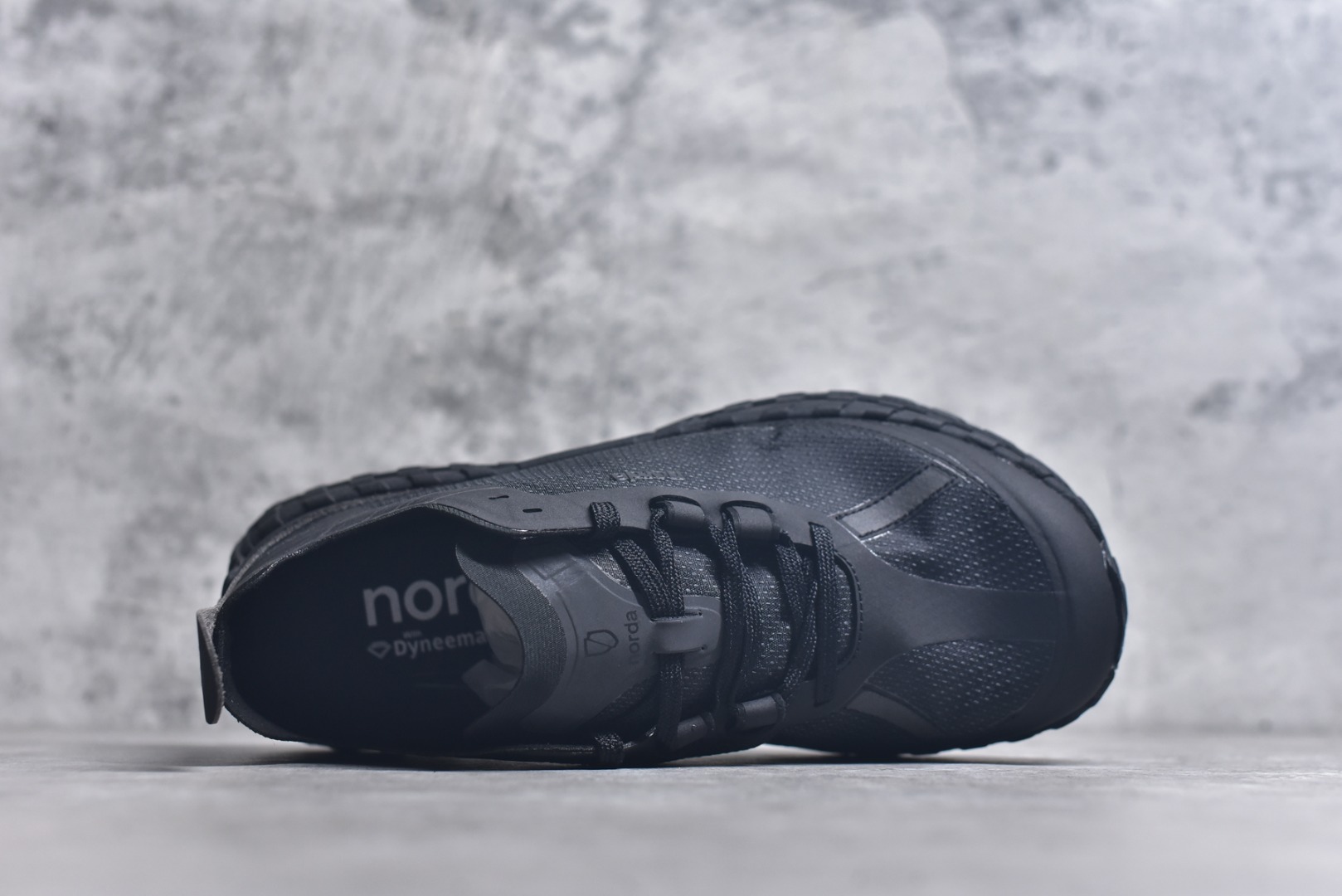 图片[4]-#NORDA 001 G+ 轻便户外运动舒适防滑耐磨低帮跑步鞋 Norda是一个来自加拿大的品牌，由两位越野跑者Nicholas Martire 和Willamina Martire夫妇联合其他两位合作者创立，旨在打造全球最佳的越野跑鞋。在品牌正式成立之前，他们邀请了运动员、艺术家和材料专家，共同讨论如何塑造这个全新的品牌。最终，Norda品牌在2020年正式成立，但他们的第一双鞋子Norda001直到2022年1月才发布。在品牌成立的三年里，Norda总共只推出了两款跑鞋，但在配色和其他品牌的合作上却频频发力。包括Zegna、Ciele和Satisfy等跑步圈里的当红品牌，都进行了联名。Zegna更是在今年年初收购了一部分Norda的股份，并宣称将会在未来投入更多资金支持品牌的发展。尺码：36 36.5 37.5 38 38.5 39 40 40.5 41 42 42.5 43 44 44.5 45 46-选品中心