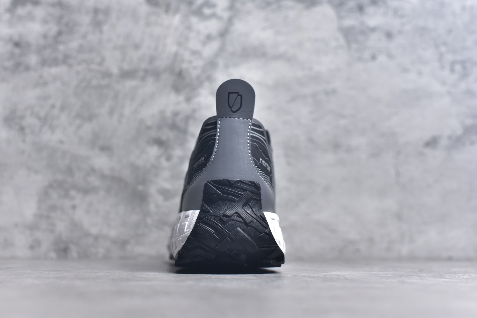 图片[5]-#NORDA 001 G+ 轻便户外运动舒适防滑耐磨低帮跑步鞋 Norda是一个来自加拿大的品牌，由两位越野跑者Nicholas Martire 和Willamina Martire夫妇联合其他两位合作者创立，旨在打造全球最佳的越野跑鞋。在品牌正式成立之前，他们邀请了运动员、艺术家和材料专家，共同讨论如何塑造这个全新的品牌。最终，Norda品牌在2020年正式成立，但他们的第一双鞋子Norda001直到2022年1月才发布。在品牌成立的三年里，Norda总共只推出了两款跑鞋，但在配色和其他品牌的合作上却频频发力。包括Zegna、Ciele和Satisfy等跑步圈里的当红品牌，都进行了联名。Zegna更是在今年年初收购了一部分Norda的股份，并宣称将会在未来投入更多资金支持品牌的发展。尺码：36 36.5 37.5 38 38.5 39 40 40.5 41 42 42.5 43 44 44.5 45 46-选品中心
