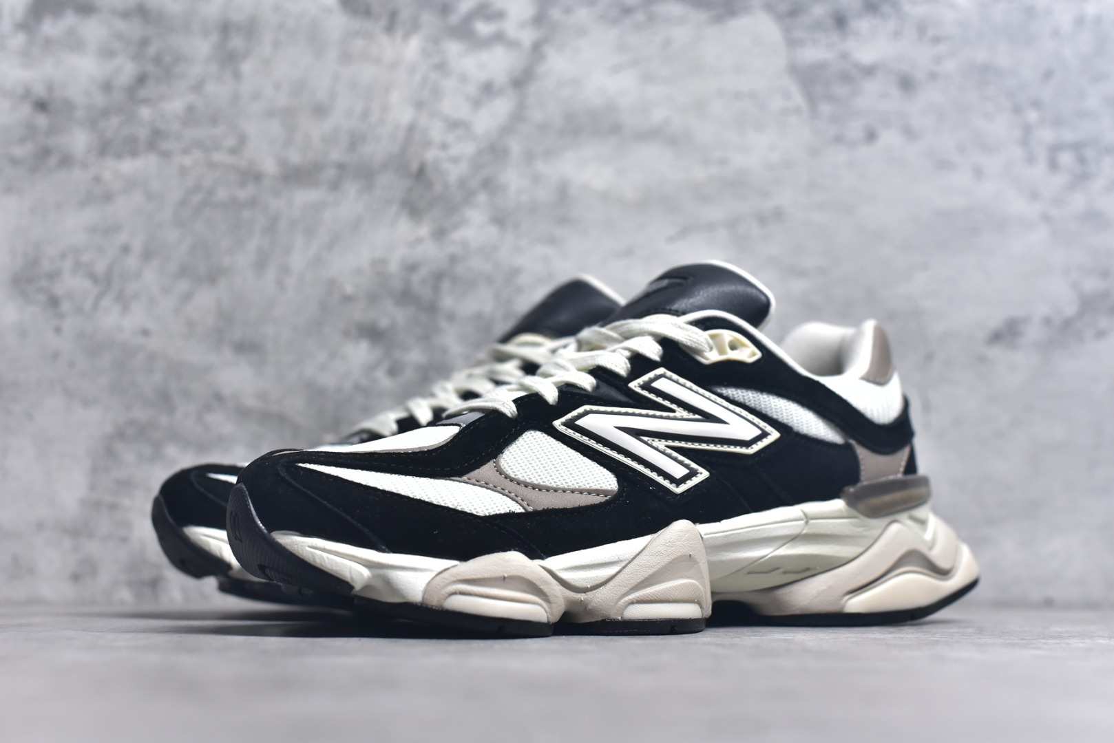 图片[2]-#New Balance NB9060系列 复古休闲运动慢跑鞋 U9060BLZ #鞋款灵感源自设计师本人对夏日的怀日回忆。鞋面大身由空间双格及磨砂鞋面拼接而生，配以柔和、温暖的粉橘色调，夏日氛围拉满 #采用大面积网眼以及麂皮材质覆盖鞋身，还原经典气质。搭载ABZORB避震科技，由泡沫聚酯制成，上脚可以有效减少由鞋底反弹对身体及双腿的冲击力 尺码：36-46.5-选品中心