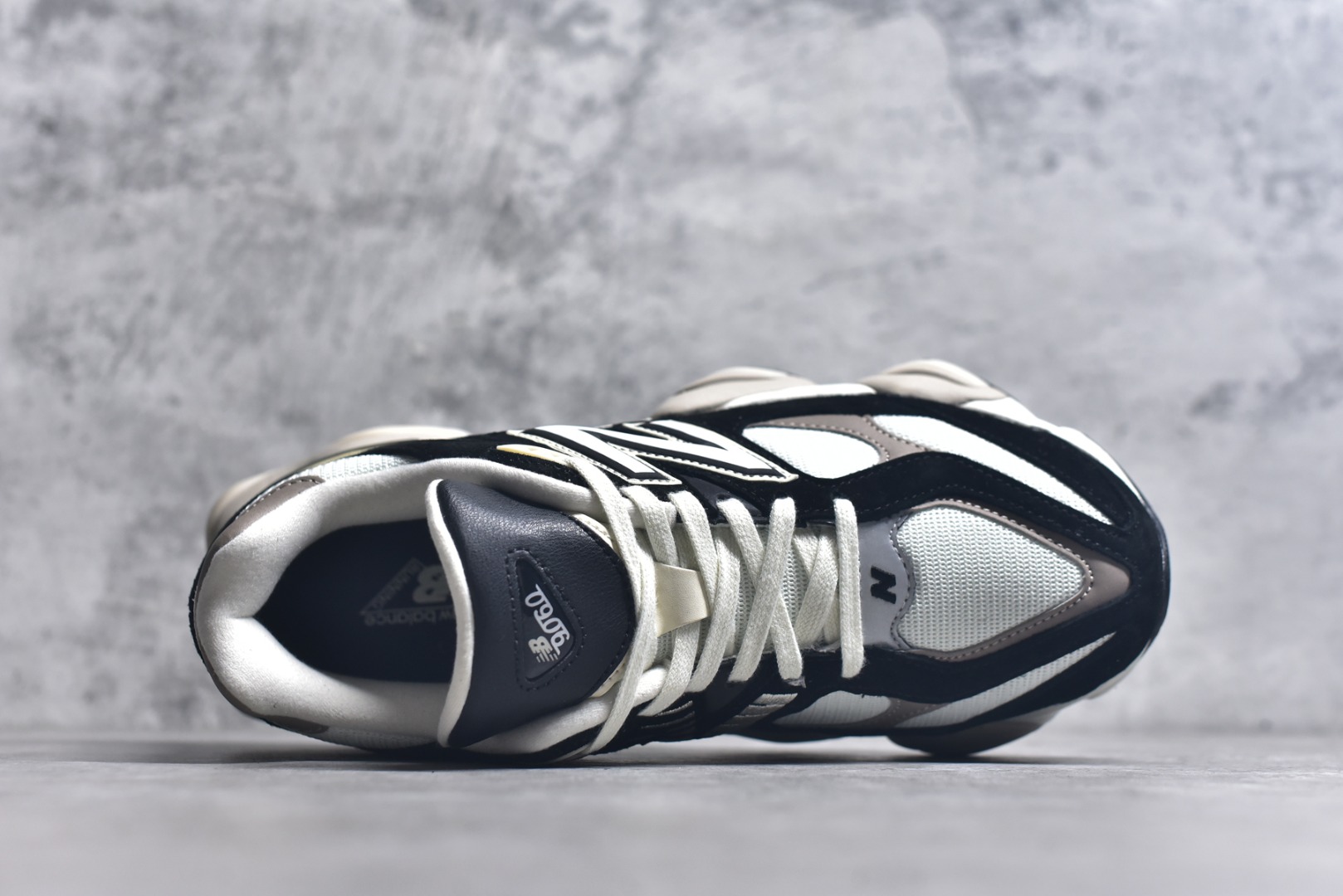 图片[4]-#New Balance NB9060系列 复古休闲运动慢跑鞋 U9060BLZ #鞋款灵感源自设计师本人对夏日的怀日回忆。鞋面大身由空间双格及磨砂鞋面拼接而生，配以柔和、温暖的粉橘色调，夏日氛围拉满 #采用大面积网眼以及麂皮材质覆盖鞋身，还原经典气质。搭载ABZORB避震科技，由泡沫聚酯制成，上脚可以有效减少由鞋底反弹对身体及双腿的冲击力 尺码：36-46.5-选品中心