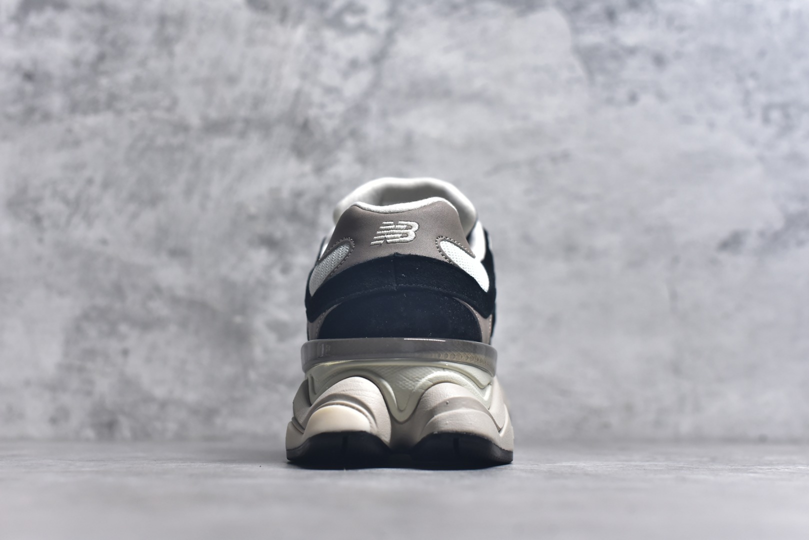 图片[5]-#New Balance NB9060系列 复古休闲运动慢跑鞋 U9060BLZ #鞋款灵感源自设计师本人对夏日的怀日回忆。鞋面大身由空间双格及磨砂鞋面拼接而生，配以柔和、温暖的粉橘色调，夏日氛围拉满 #采用大面积网眼以及麂皮材质覆盖鞋身，还原经典气质。搭载ABZORB避震科技，由泡沫聚酯制成，上脚可以有效减少由鞋底反弹对身体及双腿的冲击力 尺码：36-46.5-选品中心