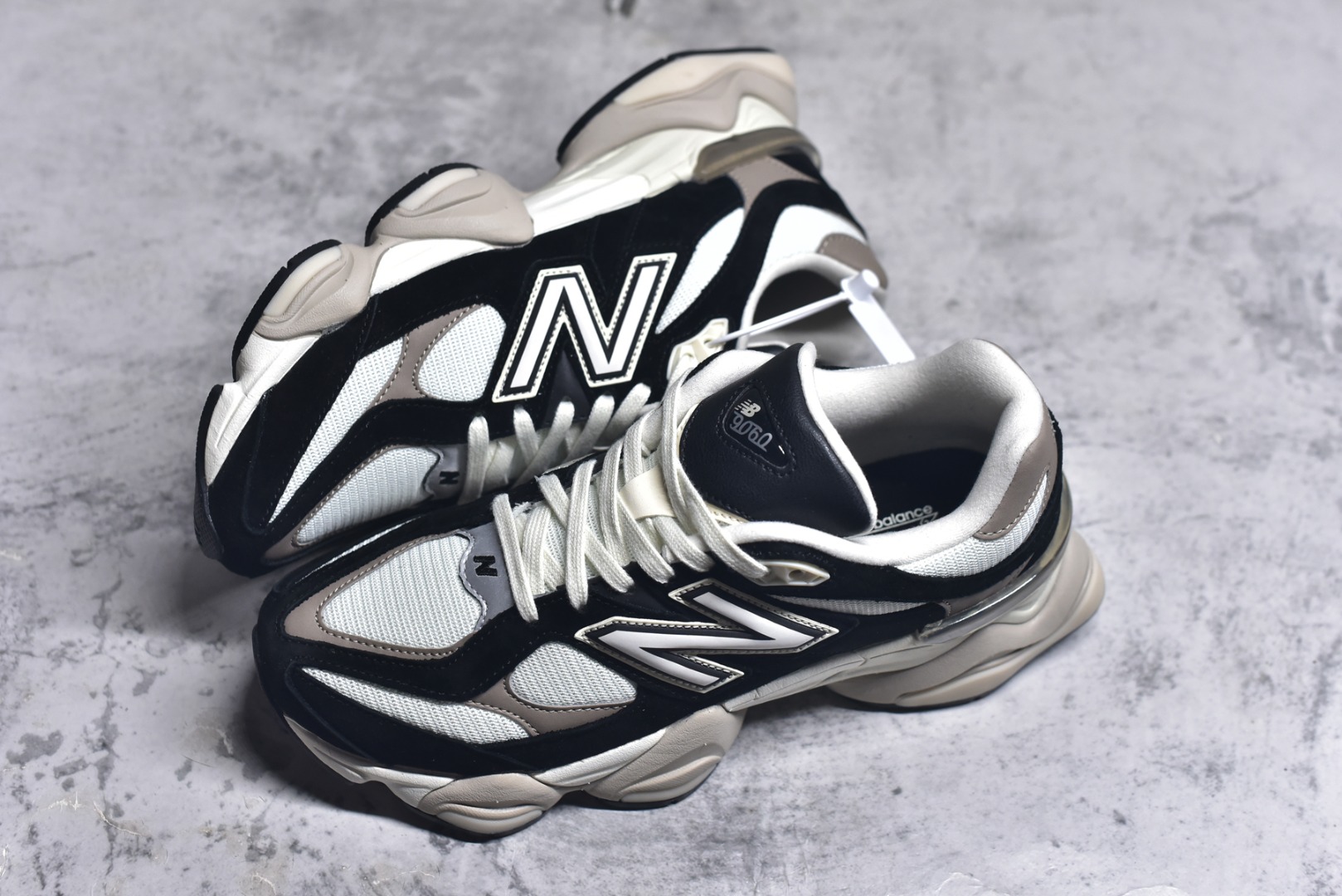 图片[7]-#New Balance NB9060系列 复古休闲运动慢跑鞋 U9060BLZ #鞋款灵感源自设计师本人对夏日的怀日回忆。鞋面大身由空间双格及磨砂鞋面拼接而生，配以柔和、温暖的粉橘色调，夏日氛围拉满 #采用大面积网眼以及麂皮材质覆盖鞋身，还原经典气质。搭载ABZORB避震科技，由泡沫聚酯制成，上脚可以有效减少由鞋底反弹对身体及双腿的冲击力 尺码：36-46.5-选品中心