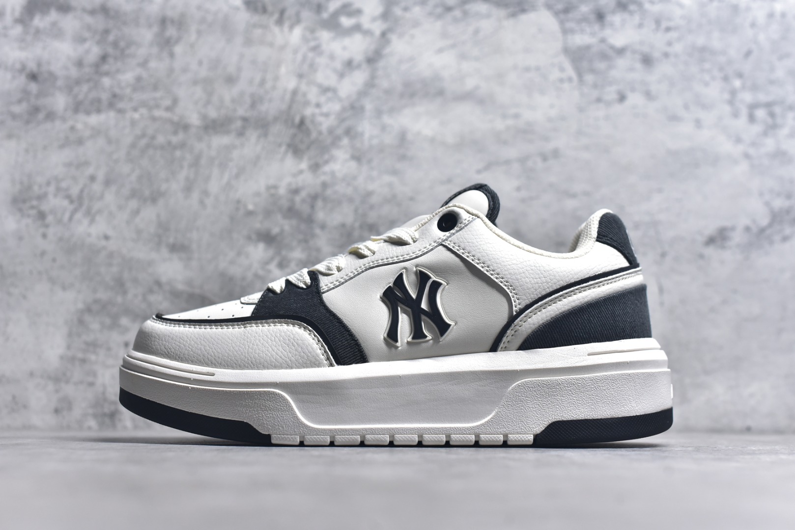 #New York Yankees x MLB Chunky Liner Low 洋基队学长鞋系列低帮老爹风轻量增高厚底百搭休闲运动板鞋 采用环保纤维革面鞋面材质 全新独立5cm厘米外增高轻质发泡中底组合耐磨橡胶外底片 货号：3ASXD015N 尺码：35-45-选品中心