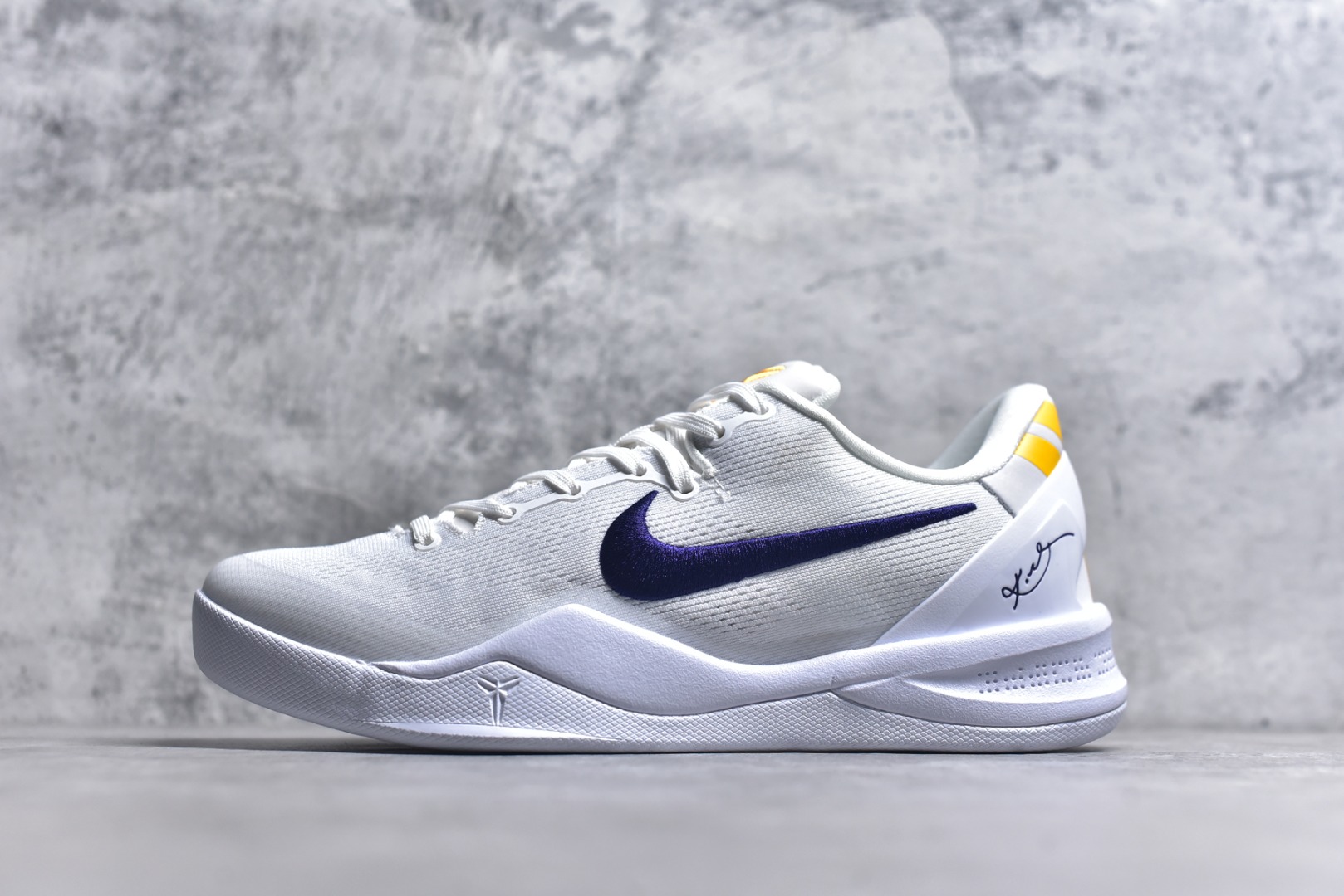#NK Zoom Kobe Ⅷ System 科比8代复刻实战运动低帮文化篮球鞋 湖人白紫金 HF9550-100 完美复刻公司货 React科技鞋垫加持 实战配置直接拉满 原楦纸板开发 鞋身流线型、后跟塑形 区分土肥圆 原厂针织鞋面一针一线匹配原版 全身鞋材卡料色独家定制 唯一万针立体刺绣SWOOSH 真实底模最大50.5 实战利器 专供海外市场 独立原厂模具 首批不拼图大几率过验 亲测已过 支持各种高强度实战 无需担心 补货周期极长 脚宽建议买大半码 科比系列前掌偏窄 支持七天无理由退换 尺码： 40 40.5 41 42 42.5 43 44 44.5 45 46 47.5 48.5-选品中心