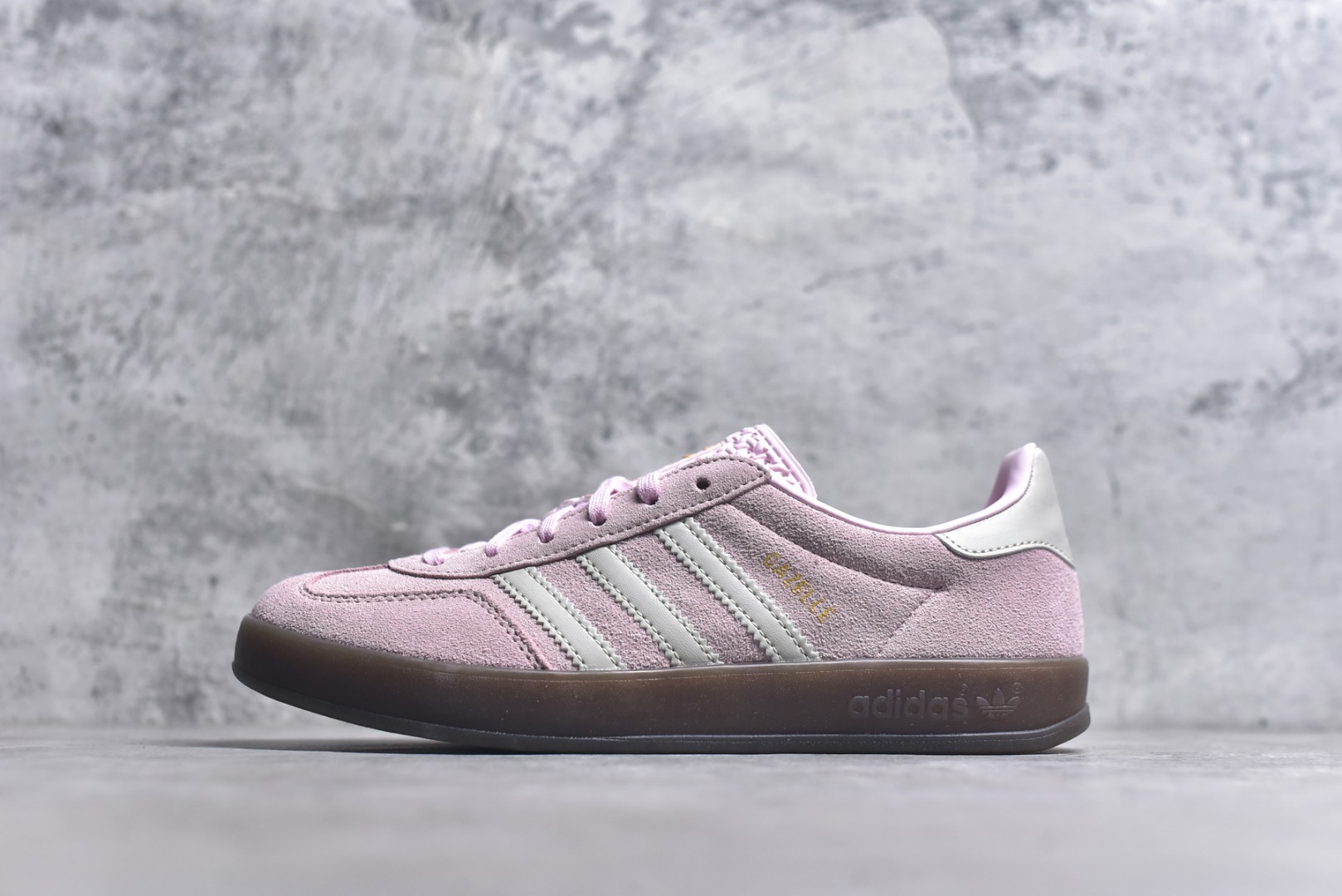 #AD Original Gazelle Trainers 瞪羚室内鞋系列低帮复古百搭休闲运动德训风板鞋 JI2716 高端零售特供批次 原厂定制长毛翻毛皮组合环保纤维革鞋面材质 内置环保海玻璃鞋垫 外置RB橡胶大底 产品品控稳定性领先行业 原厂全套原楦原纸板冲刀磨具开发 原厂皮料加持 原厂港宝加持定型后跟R度完美 将复古进行到底 简约流畅 三十年不变经典 这款Gazelle运动鞋 无论面料、配色、质感或设计 都只在重现其1991年原款的经典 皮革鞋面 撞色三条纹和鞋跟标的设计 力求呈现90年代的经典复古风潮 Samba火热的同时 也带动了其它的复古鞋型 Gazelle便是其中一只 Gazelle Indoor拥有包边更宽的T字型鞋头 更好的保护运动员的前掌 浓浓的复古氛围感 非常适合现在流行的Cleanfit风格 尺码：35-40-选品中心