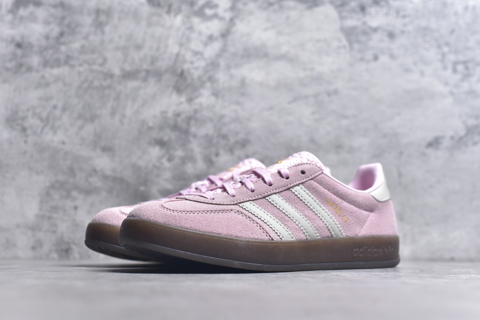 图片[2]-#AD Original Gazelle Trainers 瞪羚室内鞋系列低帮复古百搭休闲运动德训风板鞋 JI2716 高端零售特供批次 原厂定制长毛翻毛皮组合环保纤维革鞋面材质 内置环保海玻璃鞋垫 外置RB橡胶大底 产品品控稳定性领先行业 原厂全套原楦原纸板冲刀磨具开发 原厂皮料加持 原厂港宝加持定型后跟R度完美 将复古进行到底 简约流畅 三十年不变经典 这款Gazelle运动鞋 无论面料、配色、质感或设计 都只在重现其1991年原款的经典 皮革鞋面 撞色三条纹和鞋跟标的设计 力求呈现90年代的经典复古风潮 Samba火热的同时 也带动了其它的复古鞋型 Gazelle便是其中一只 Gazelle Indoor拥有包边更宽的T字型鞋头 更好的保护运动员的前掌 浓浓的复古氛围感 非常适合现在流行的Cleanfit风格 尺码：35-40-选品中心