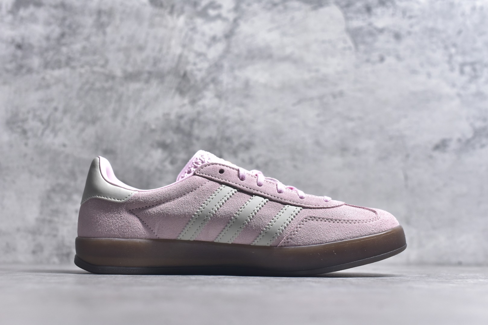 图片[3]-#AD Original Gazelle Trainers 瞪羚室内鞋系列低帮复古百搭休闲运动德训风板鞋 JI2716 高端零售特供批次 原厂定制长毛翻毛皮组合环保纤维革鞋面材质 内置环保海玻璃鞋垫 外置RB橡胶大底 产品品控稳定性领先行业 原厂全套原楦原纸板冲刀磨具开发 原厂皮料加持 原厂港宝加持定型后跟R度完美 将复古进行到底 简约流畅 三十年不变经典 这款Gazelle运动鞋 无论面料、配色、质感或设计 都只在重现其1991年原款的经典 皮革鞋面 撞色三条纹和鞋跟标的设计 力求呈现90年代的经典复古风潮 Samba火热的同时 也带动了其它的复古鞋型 Gazelle便是其中一只 Gazelle Indoor拥有包边更宽的T字型鞋头 更好的保护运动员的前掌 浓浓的复古氛围感 非常适合现在流行的Cleanfit风格 尺码：35-40-选品中心
