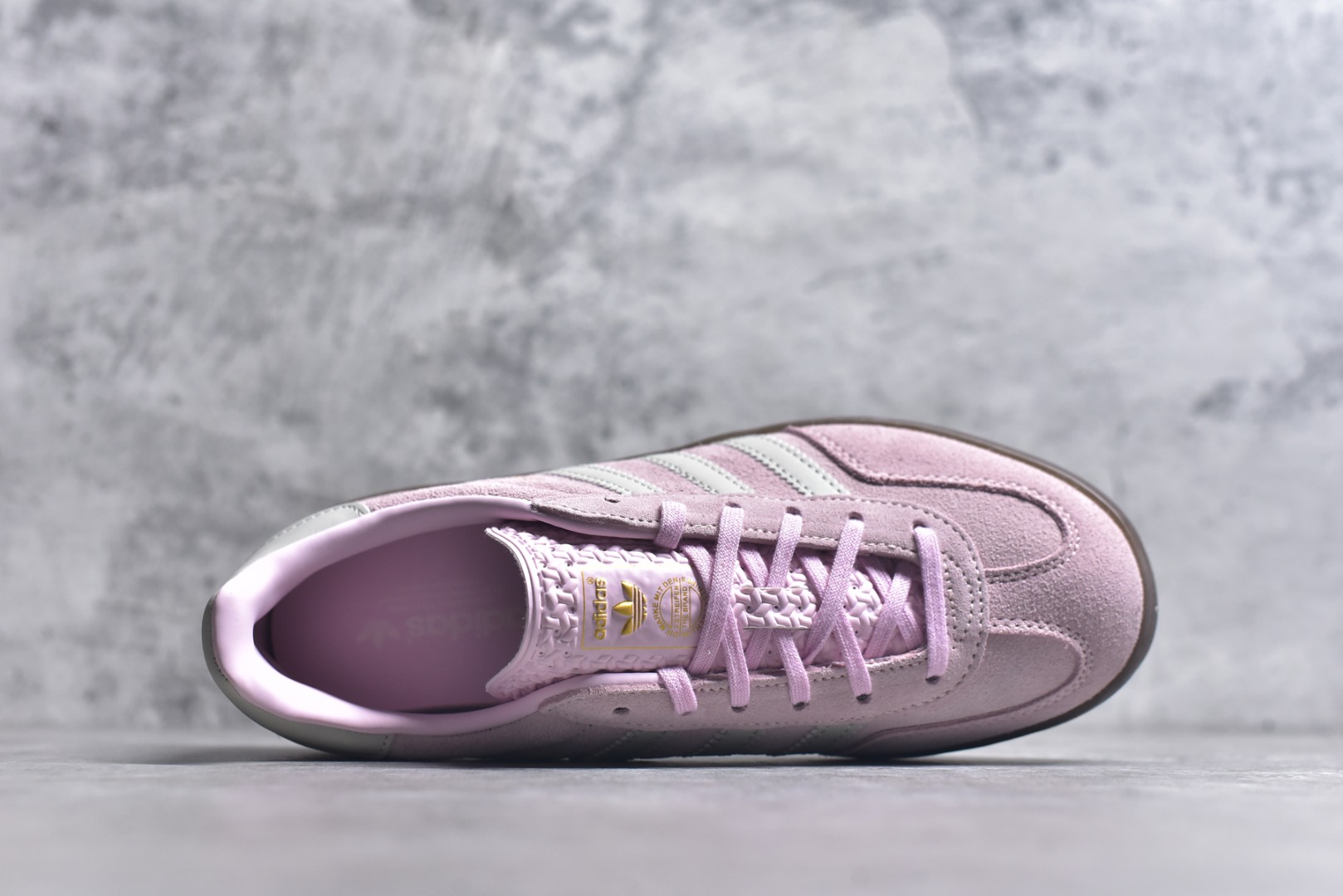 图片[4]-#AD Original Gazelle Trainers 瞪羚室内鞋系列低帮复古百搭休闲运动德训风板鞋 JI2716 高端零售特供批次 原厂定制长毛翻毛皮组合环保纤维革鞋面材质 内置环保海玻璃鞋垫 外置RB橡胶大底 产品品控稳定性领先行业 原厂全套原楦原纸板冲刀磨具开发 原厂皮料加持 原厂港宝加持定型后跟R度完美 将复古进行到底 简约流畅 三十年不变经典 这款Gazelle运动鞋 无论面料、配色、质感或设计 都只在重现其1991年原款的经典 皮革鞋面 撞色三条纹和鞋跟标的设计 力求呈现90年代的经典复古风潮 Samba火热的同时 也带动了其它的复古鞋型 Gazelle便是其中一只 Gazelle Indoor拥有包边更宽的T字型鞋头 更好的保护运动员的前掌 浓浓的复古氛围感 非常适合现在流行的Cleanfit风格 尺码：35-40-选品中心