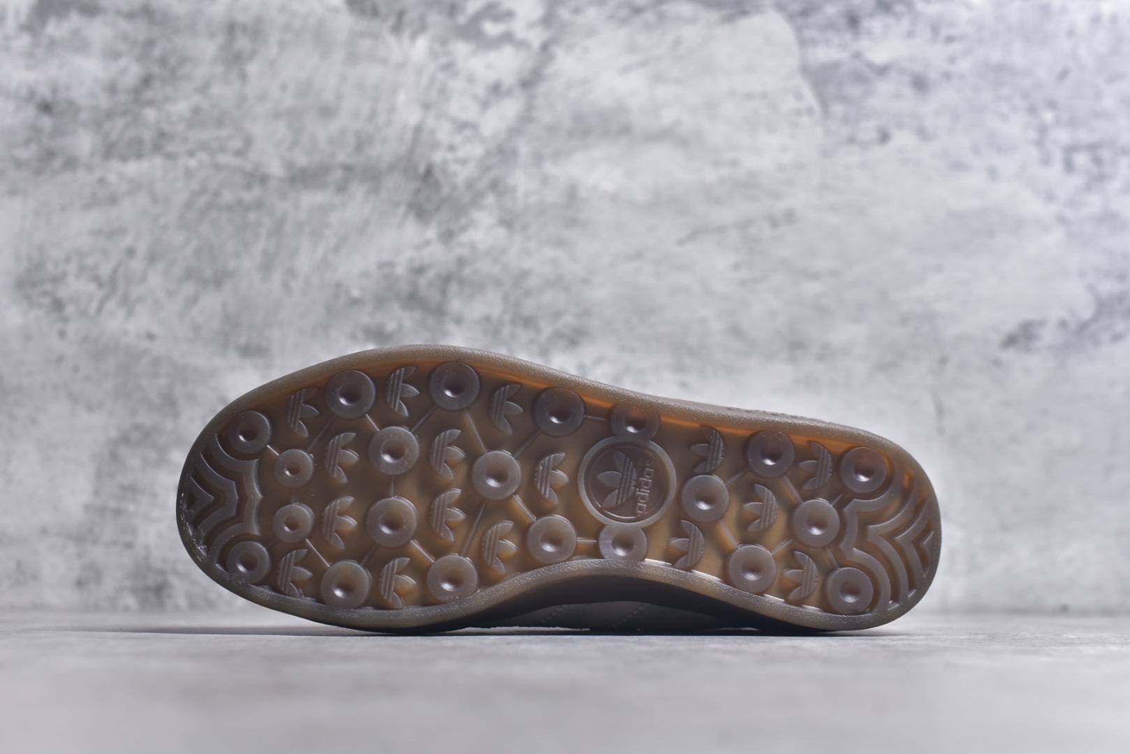 图片[6]-#AD Original Gazelle Trainers 瞪羚室内鞋系列低帮复古百搭休闲运动德训风板鞋 JI2716 高端零售特供批次 原厂定制长毛翻毛皮组合环保纤维革鞋面材质 内置环保海玻璃鞋垫 外置RB橡胶大底 产品品控稳定性领先行业 原厂全套原楦原纸板冲刀磨具开发 原厂皮料加持 原厂港宝加持定型后跟R度完美 将复古进行到底 简约流畅 三十年不变经典 这款Gazelle运动鞋 无论面料、配色、质感或设计 都只在重现其1991年原款的经典 皮革鞋面 撞色三条纹和鞋跟标的设计 力求呈现90年代的经典复古风潮 Samba火热的同时 也带动了其它的复古鞋型 Gazelle便是其中一只 Gazelle Indoor拥有包边更宽的T字型鞋头 更好的保护运动员的前掌 浓浓的复古氛围感 非常适合现在流行的Cleanfit风格 尺码：35-40-选品中心