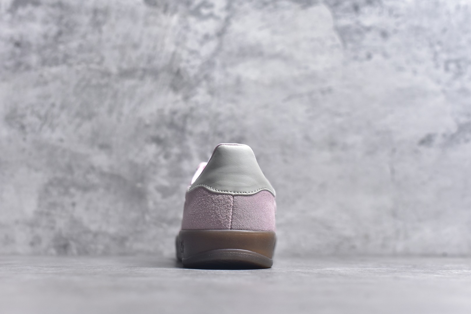 图片[5]-#AD Original Gazelle Trainers 瞪羚室内鞋系列低帮复古百搭休闲运动德训风板鞋 JI2716 高端零售特供批次 原厂定制长毛翻毛皮组合环保纤维革鞋面材质 内置环保海玻璃鞋垫 外置RB橡胶大底 产品品控稳定性领先行业 原厂全套原楦原纸板冲刀磨具开发 原厂皮料加持 原厂港宝加持定型后跟R度完美 将复古进行到底 简约流畅 三十年不变经典 这款Gazelle运动鞋 无论面料、配色、质感或设计 都只在重现其1991年原款的经典 皮革鞋面 撞色三条纹和鞋跟标的设计 力求呈现90年代的经典复古风潮 Samba火热的同时 也带动了其它的复古鞋型 Gazelle便是其中一只 Gazelle Indoor拥有包边更宽的T字型鞋头 更好的保护运动员的前掌 浓浓的复古氛围感 非常适合现在流行的Cleanfit风格 尺码：35-40-选品中心