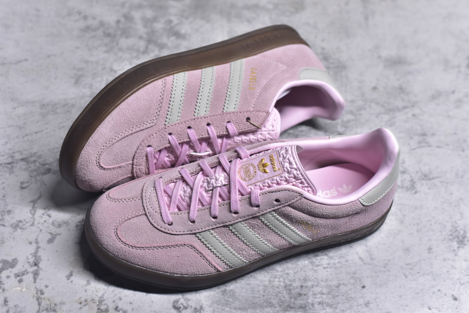 图片[7]-#AD Original Gazelle Trainers 瞪羚室内鞋系列低帮复古百搭休闲运动德训风板鞋 JI2716 高端零售特供批次 原厂定制长毛翻毛皮组合环保纤维革鞋面材质 内置环保海玻璃鞋垫 外置RB橡胶大底 产品品控稳定性领先行业 原厂全套原楦原纸板冲刀磨具开发 原厂皮料加持 原厂港宝加持定型后跟R度完美 将复古进行到底 简约流畅 三十年不变经典 这款Gazelle运动鞋 无论面料、配色、质感或设计 都只在重现其1991年原款的经典 皮革鞋面 撞色三条纹和鞋跟标的设计 力求呈现90年代的经典复古风潮 Samba火热的同时 也带动了其它的复古鞋型 Gazelle便是其中一只 Gazelle Indoor拥有包边更宽的T字型鞋头 更好的保护运动员的前掌 浓浓的复古氛围感 非常适合现在流行的Cleanfit风格 尺码：35-40-选品中心